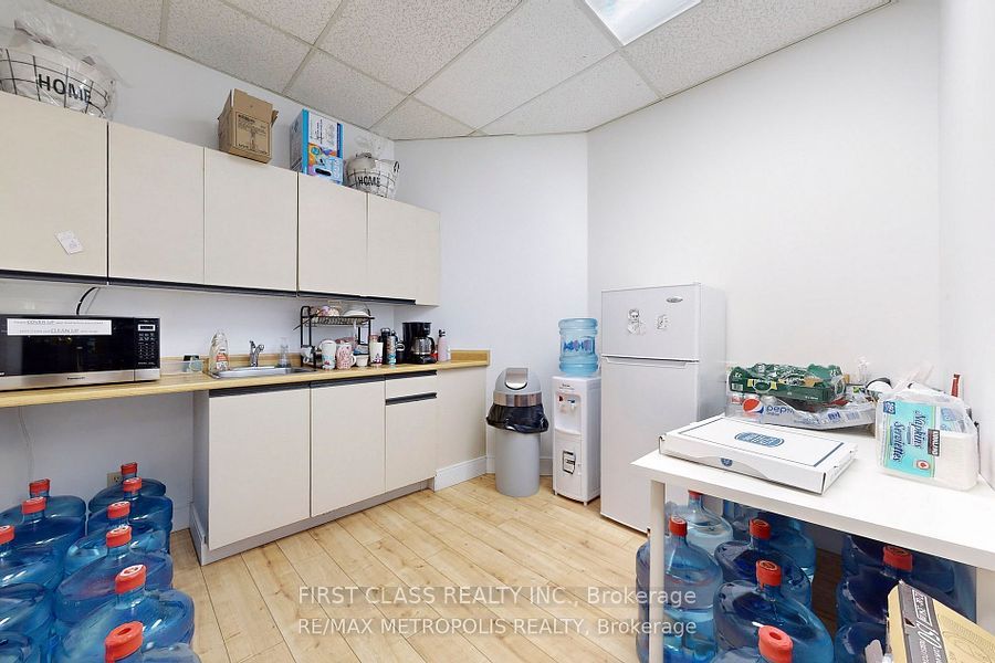 #200 - 7481 Woodbine Avenue Property Photo 7