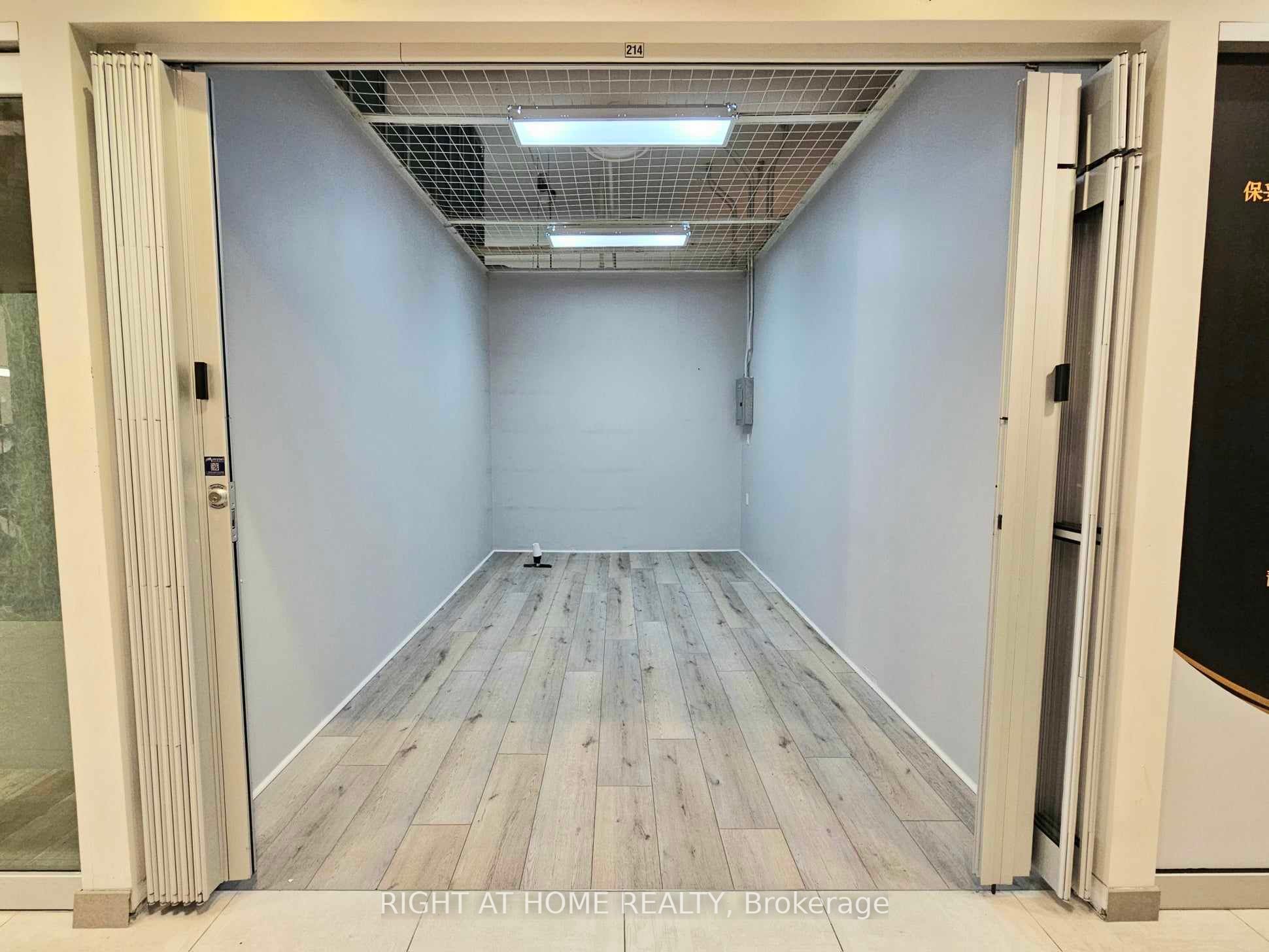 #214 - 7181 Yonge Street Property Photo 3