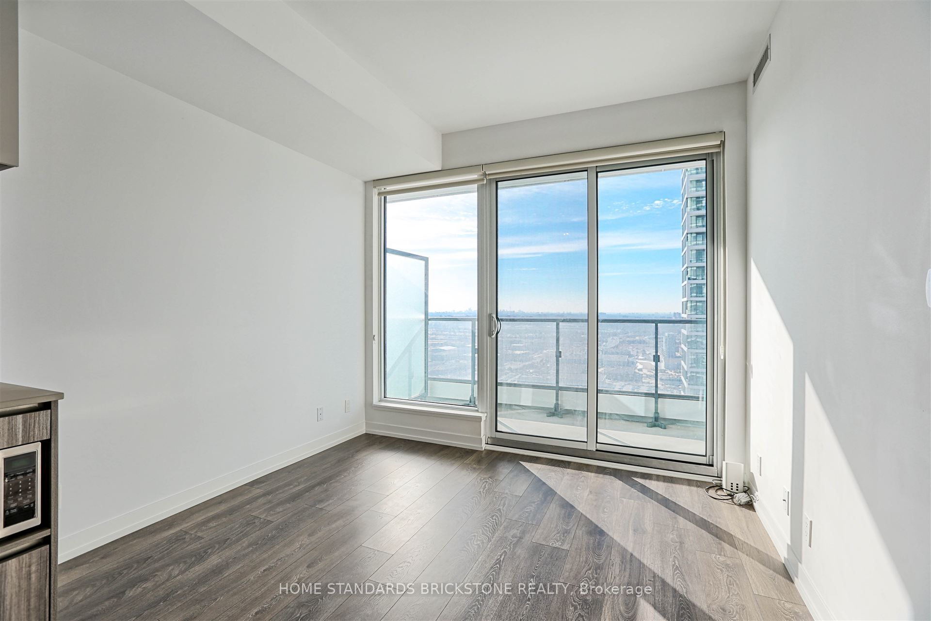 #3707 - 898 Portage Parkway Property Photo 9