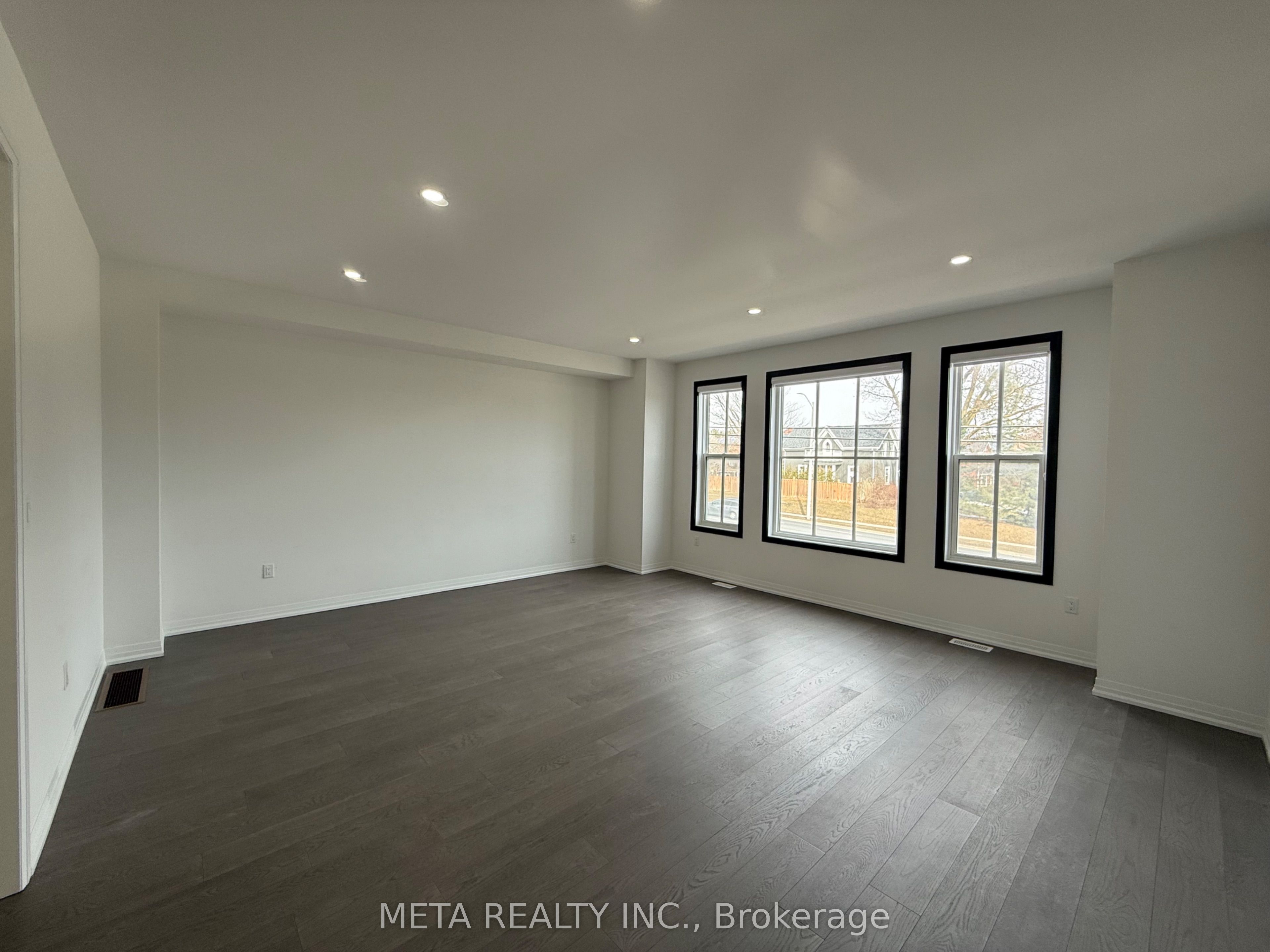 9080 Woodbine Avenue Property Photo 9