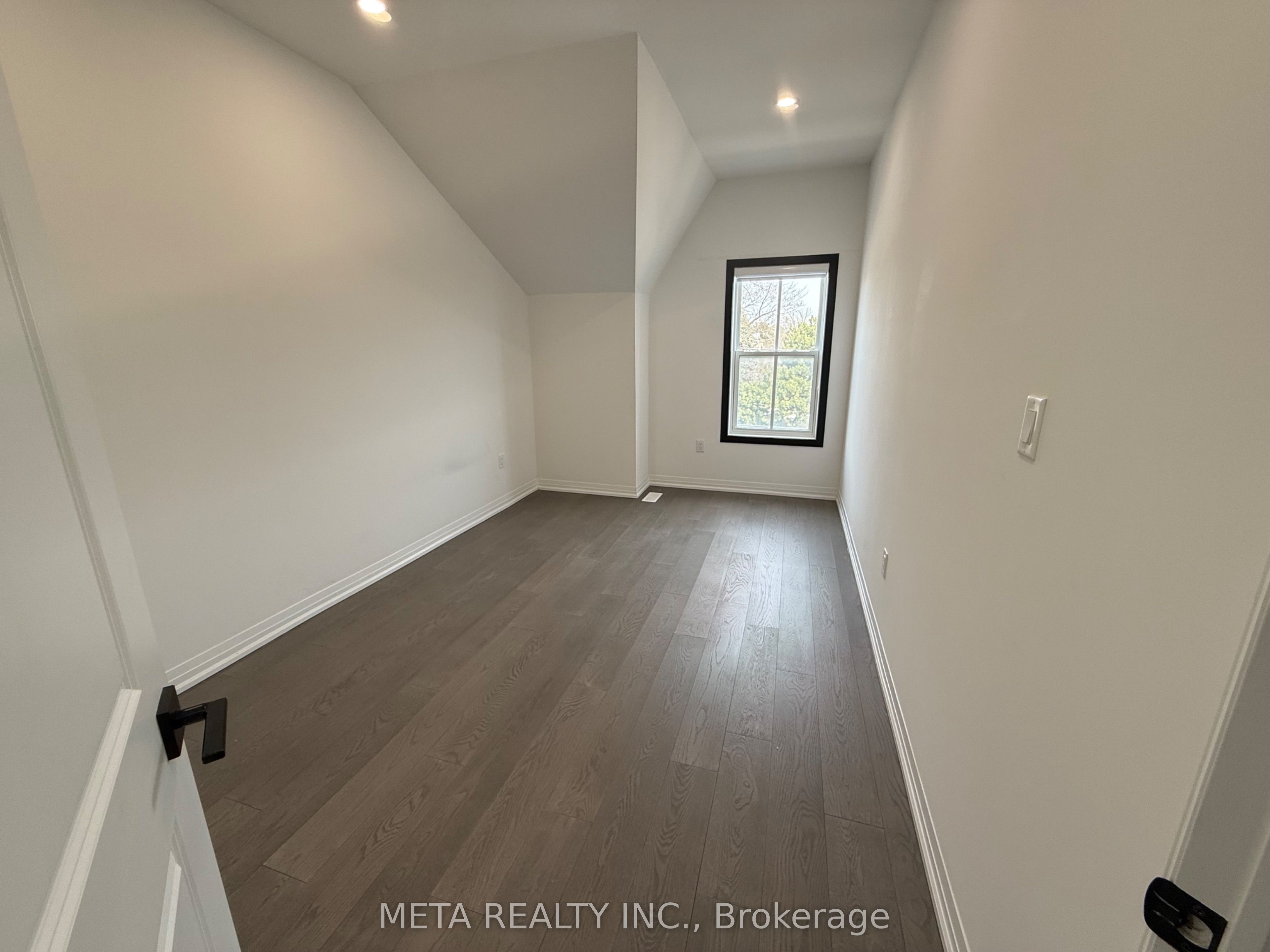 9080 Woodbine Avenue Property Photo 20