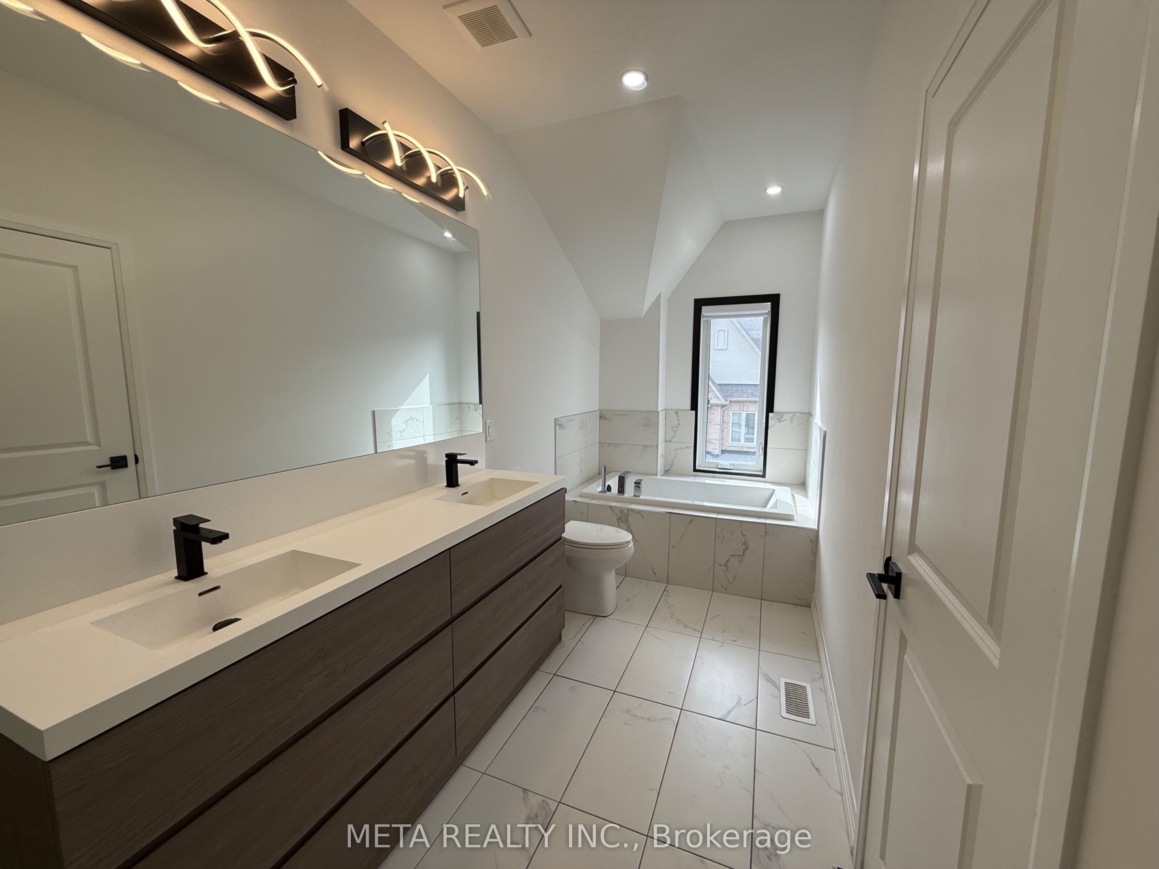 9080 Woodbine Avenue Property Photo 28