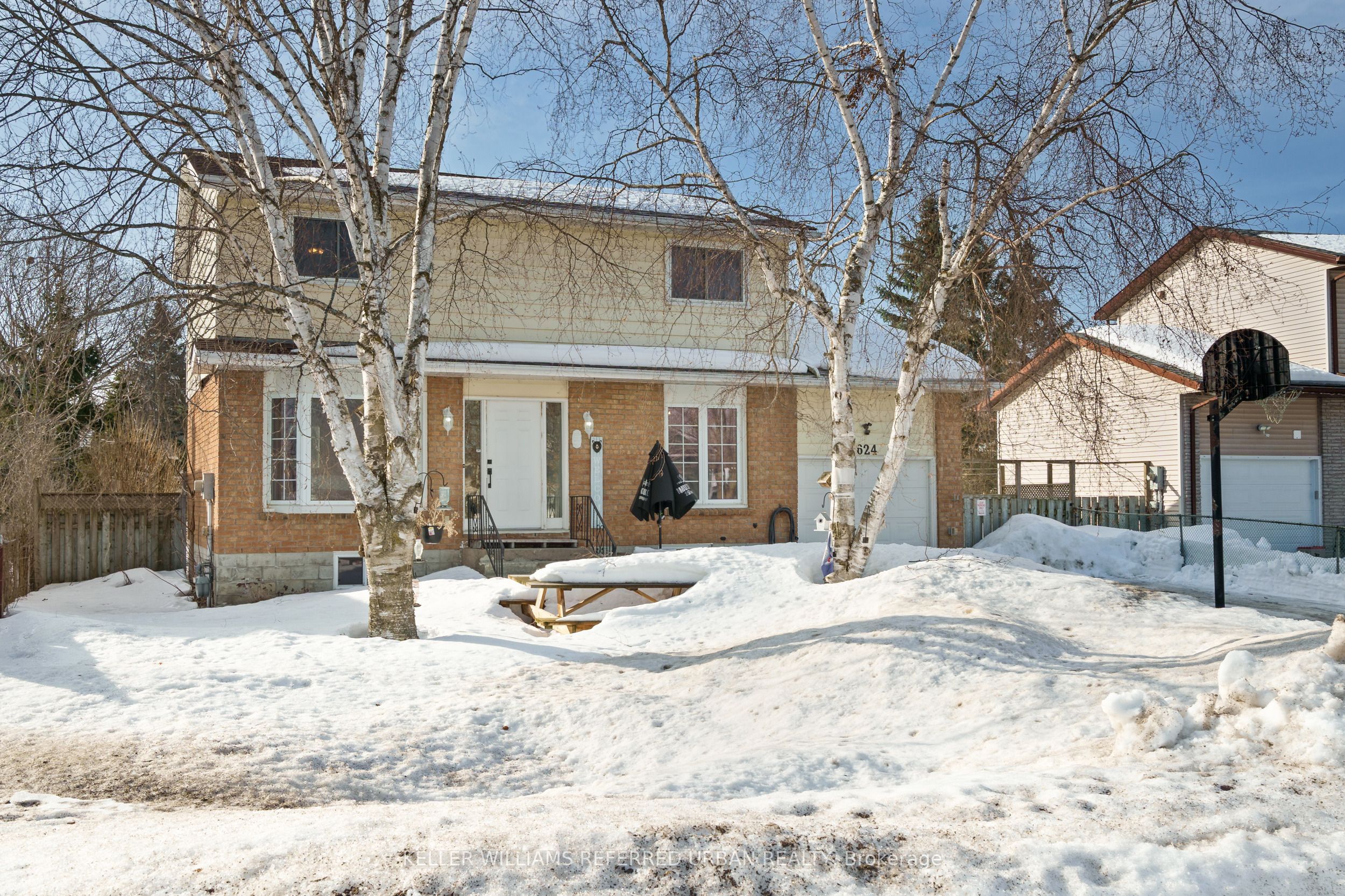 624 Highland Cres Property Photo