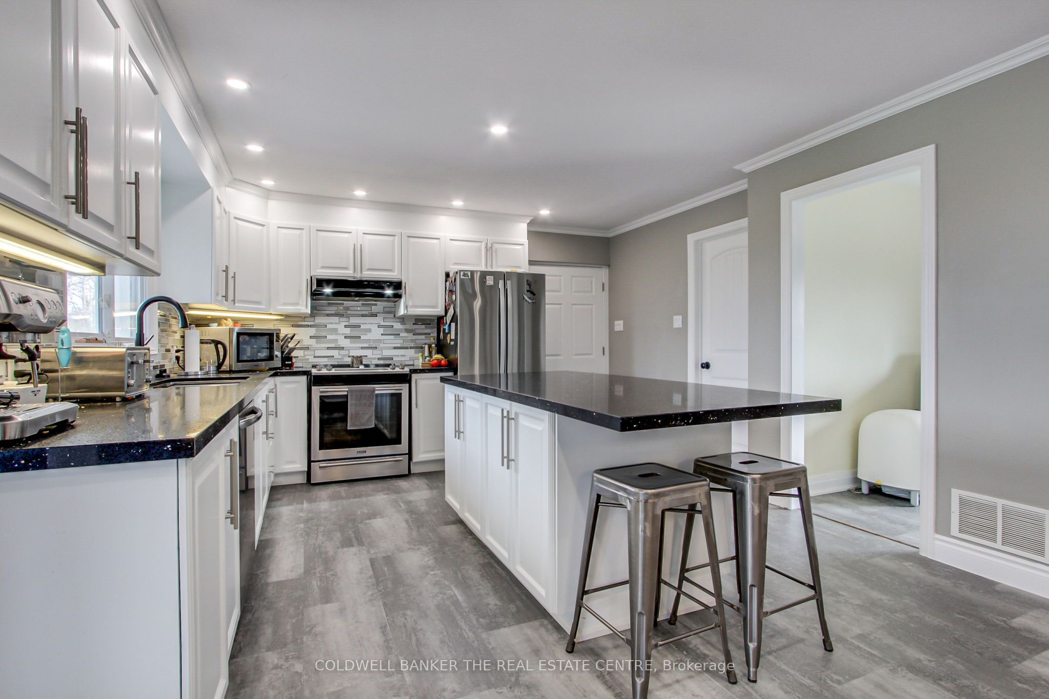 1109 Ravenshoe Road Property Photo 4