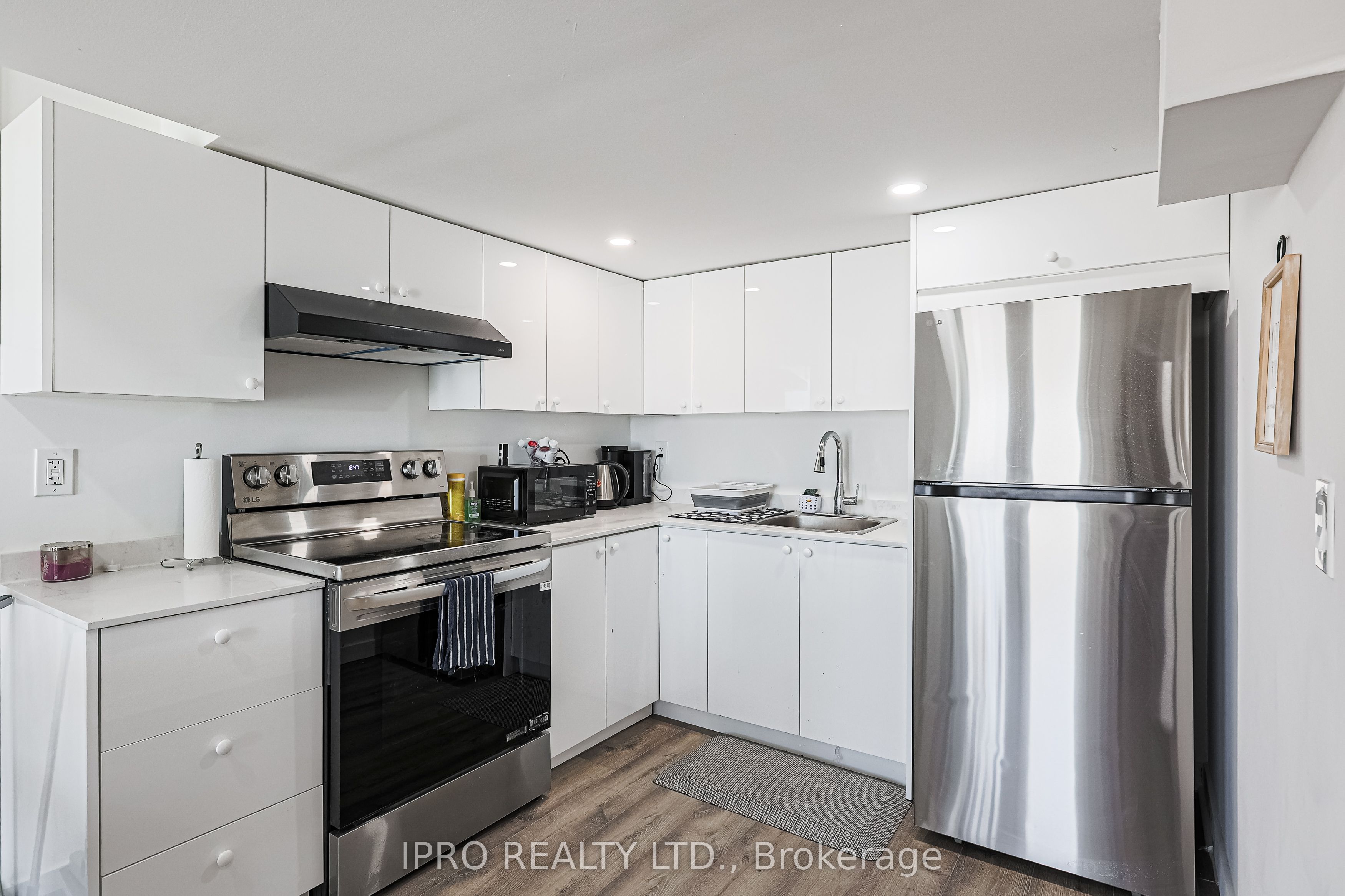 279 Chelsea Crescent Property Photo 8