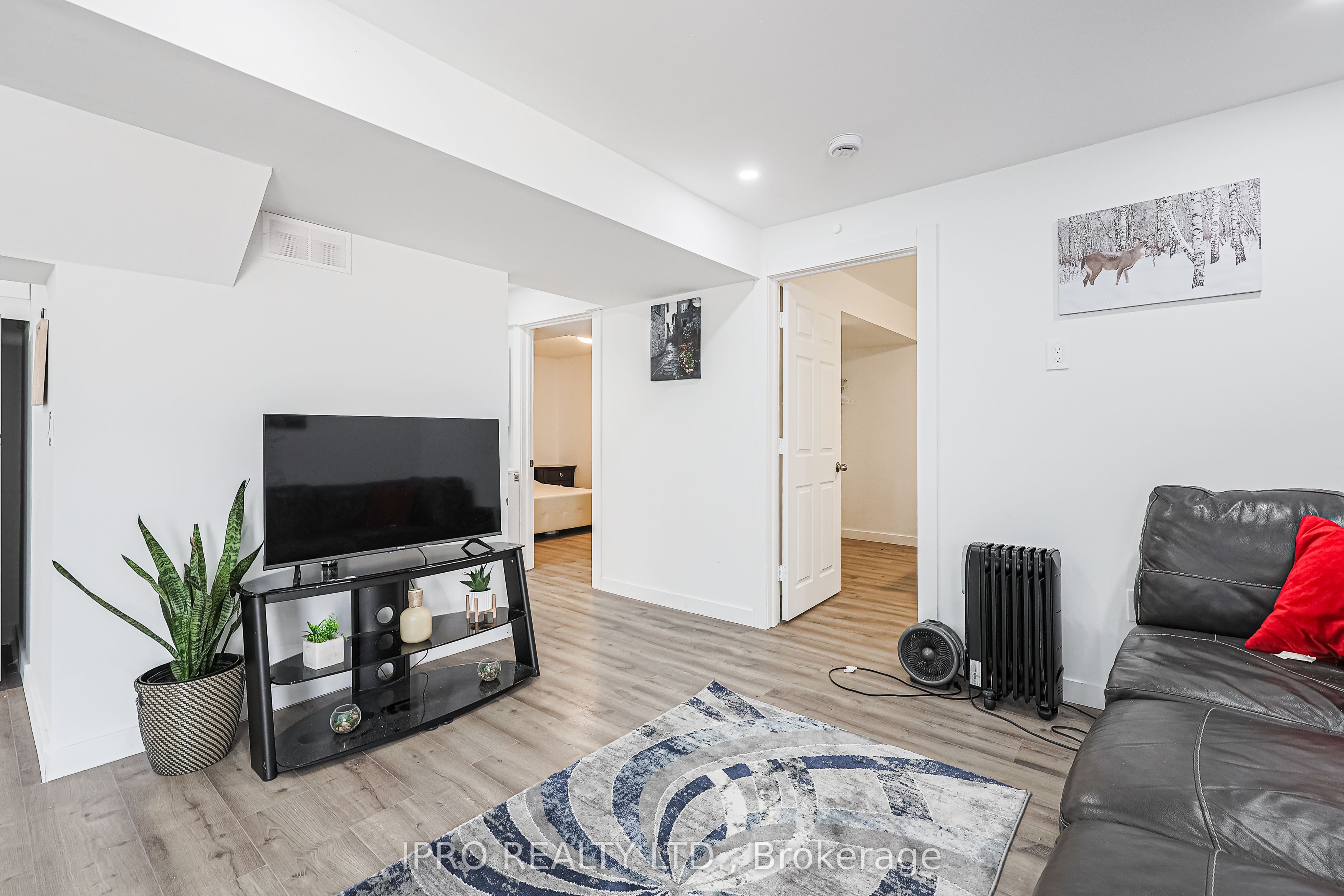 279 Chelsea Crescent Property Photo 12