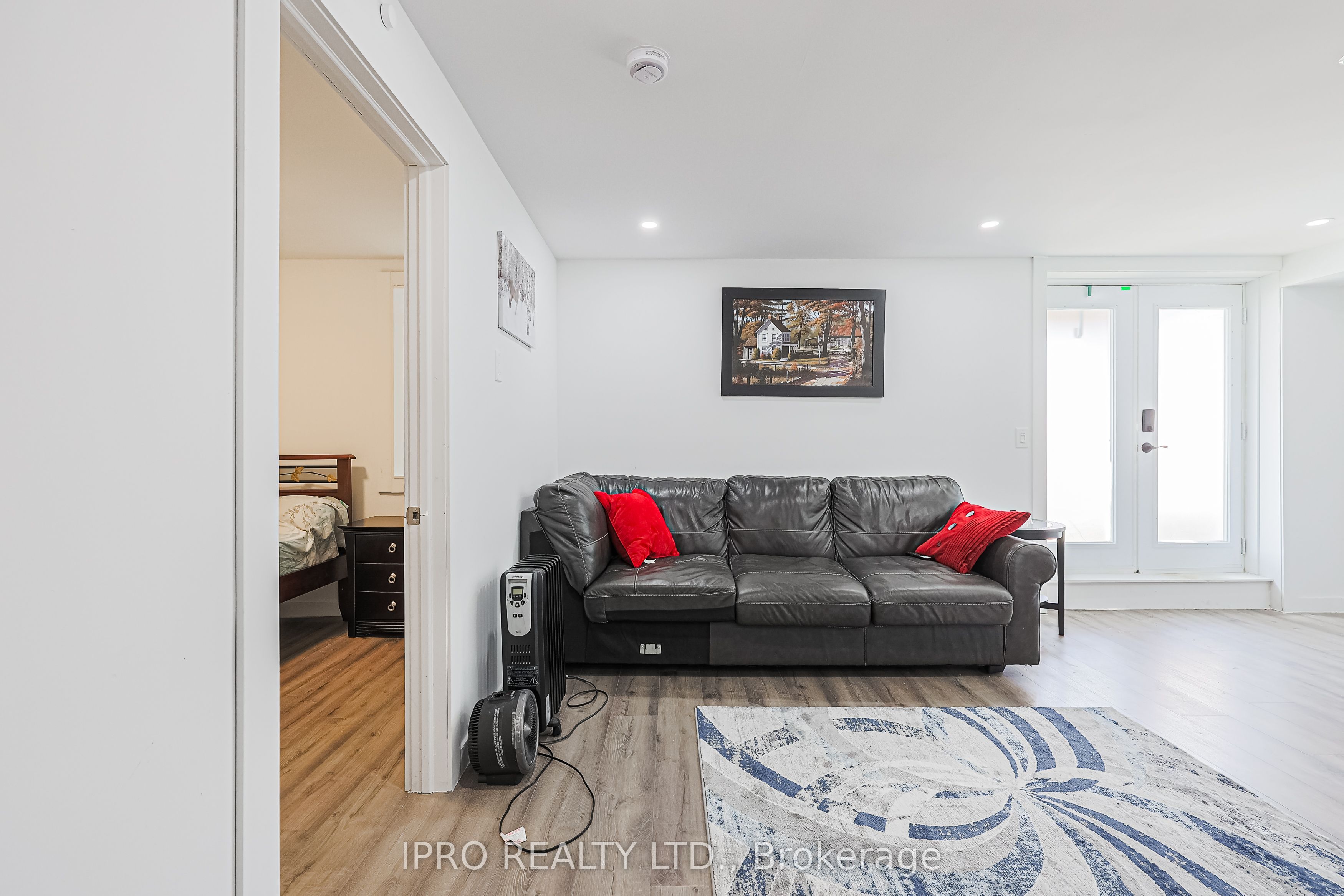 279 Chelsea Crescent Property Photo 16