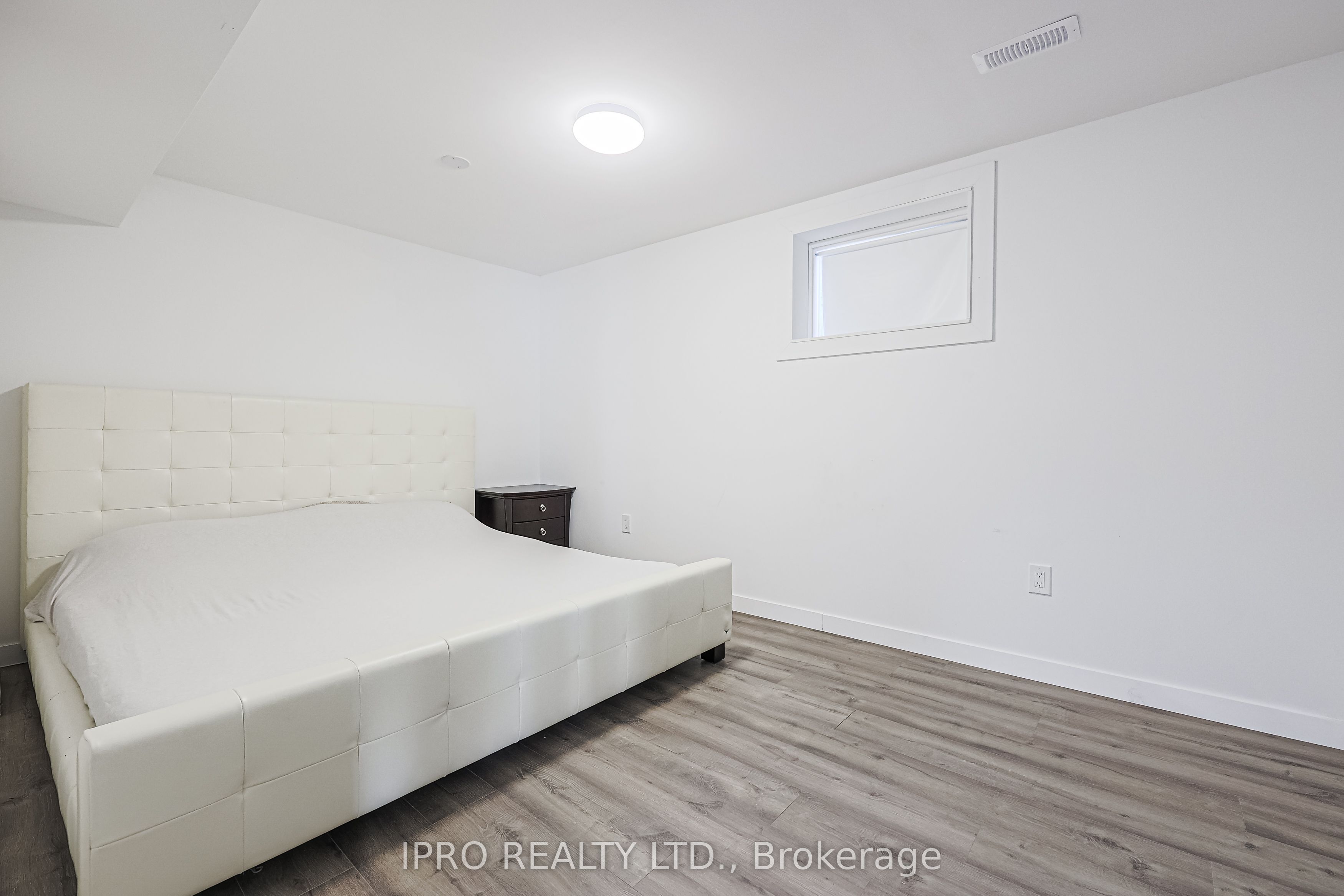 279 Chelsea Crescent Property Photo 18