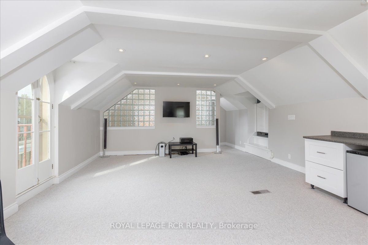 50 Wellington Street E Property Photo 11