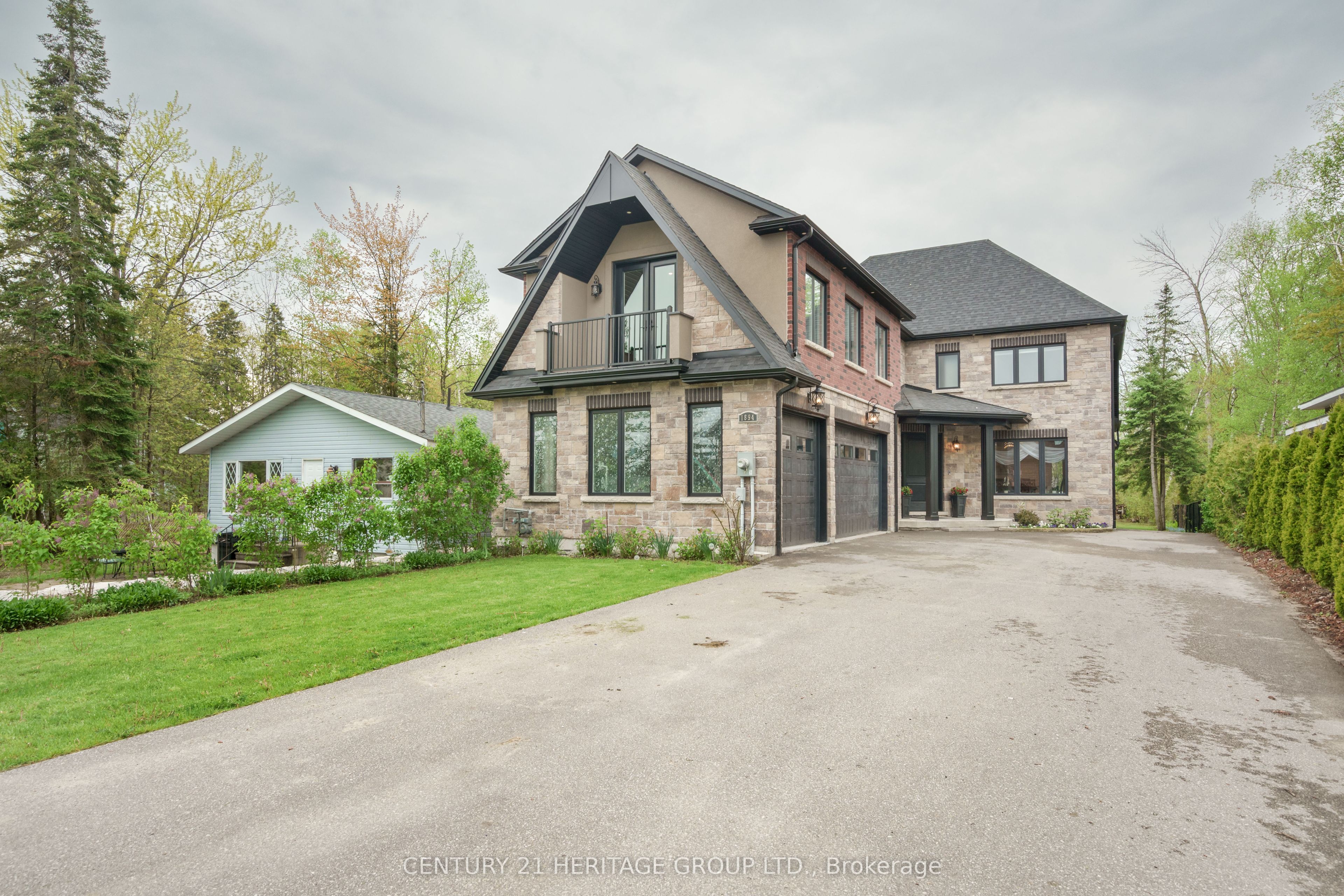 1894 Simcoe Boulevard Property Photo 3