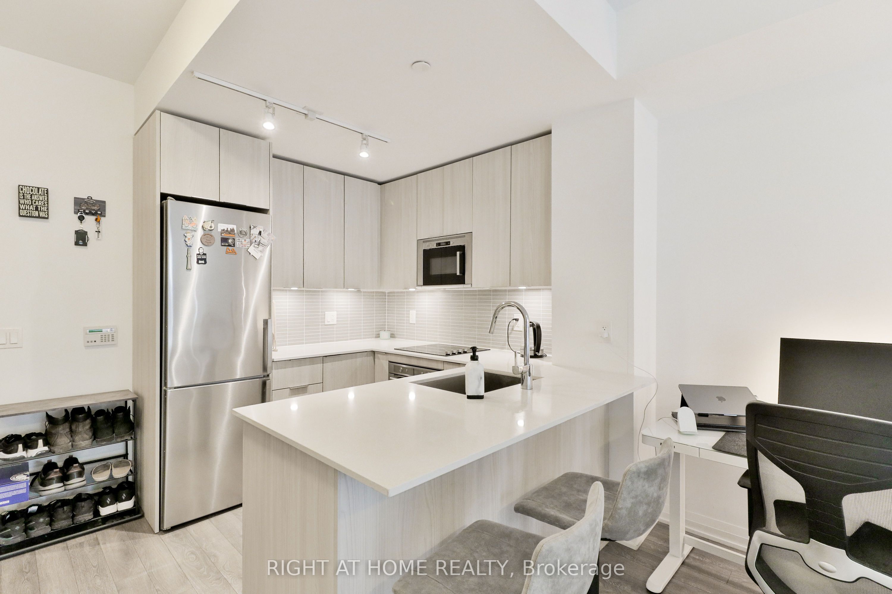 #832 - 99 Eagle Rock Way Property Photo 8