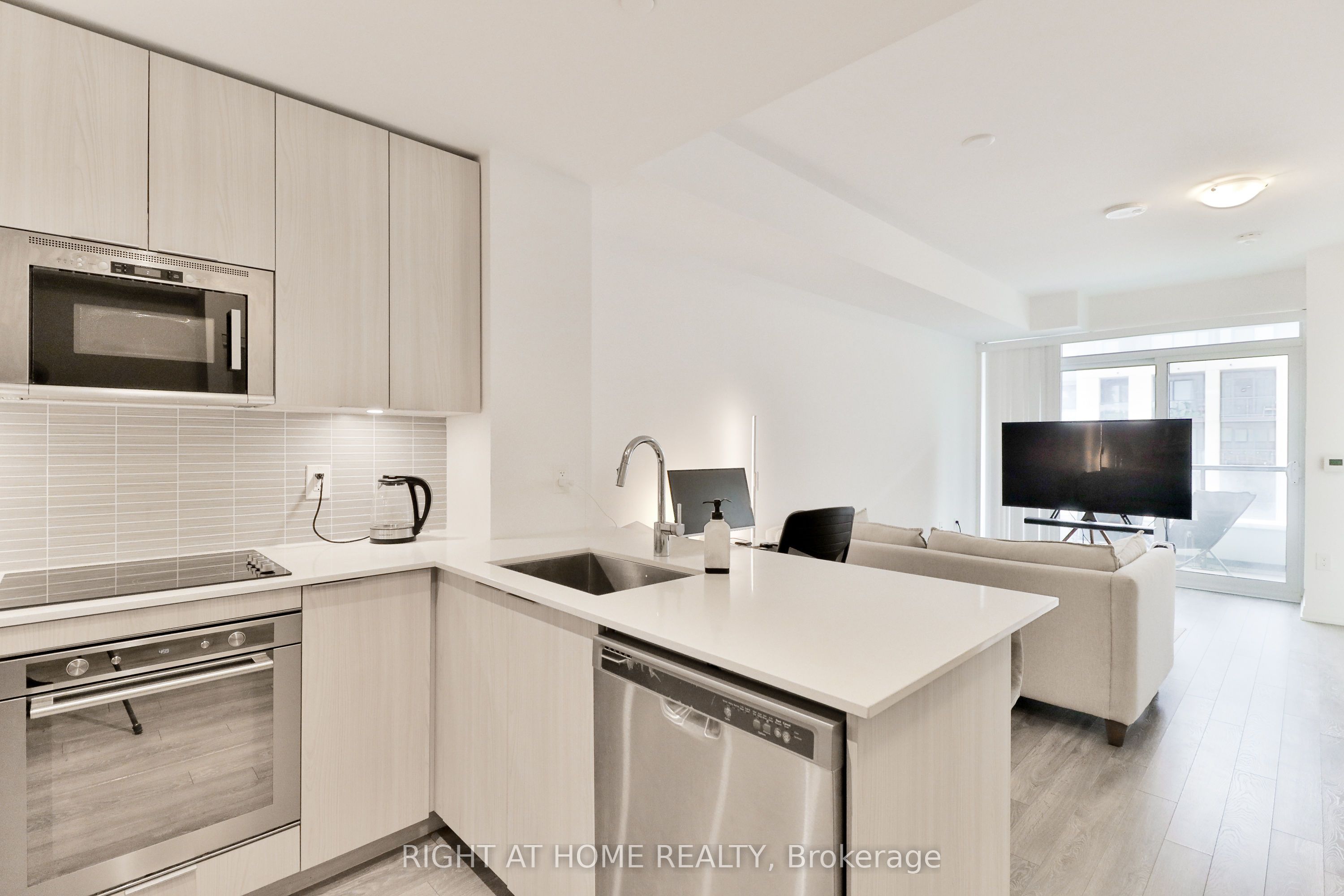 #832 - 99 Eagle Rock Way Property Photo 9