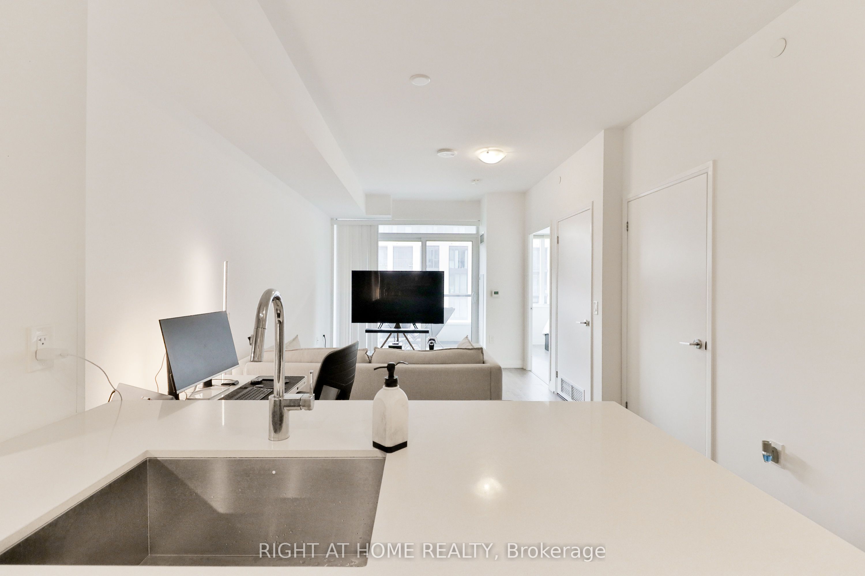 #832 - 99 Eagle Rock Way Property Photo 10