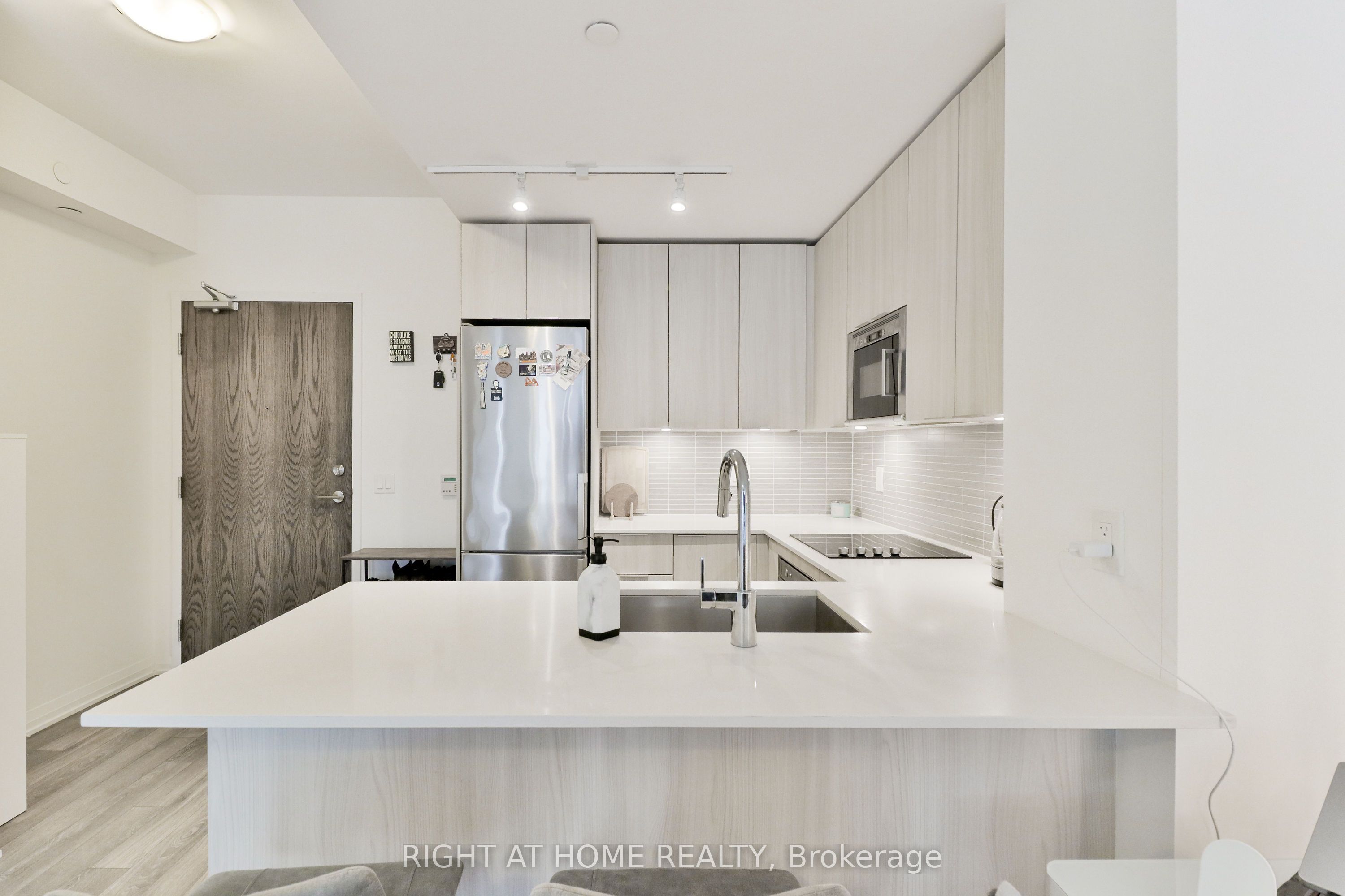 #832 - 99 Eagle Rock Way Property Photo 11