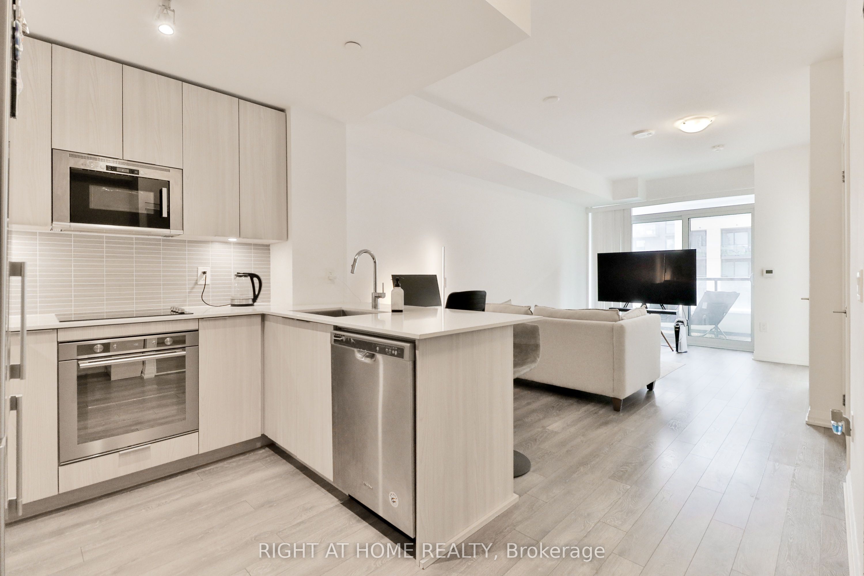 #832 - 99 Eagle Rock Way Property Photo 12