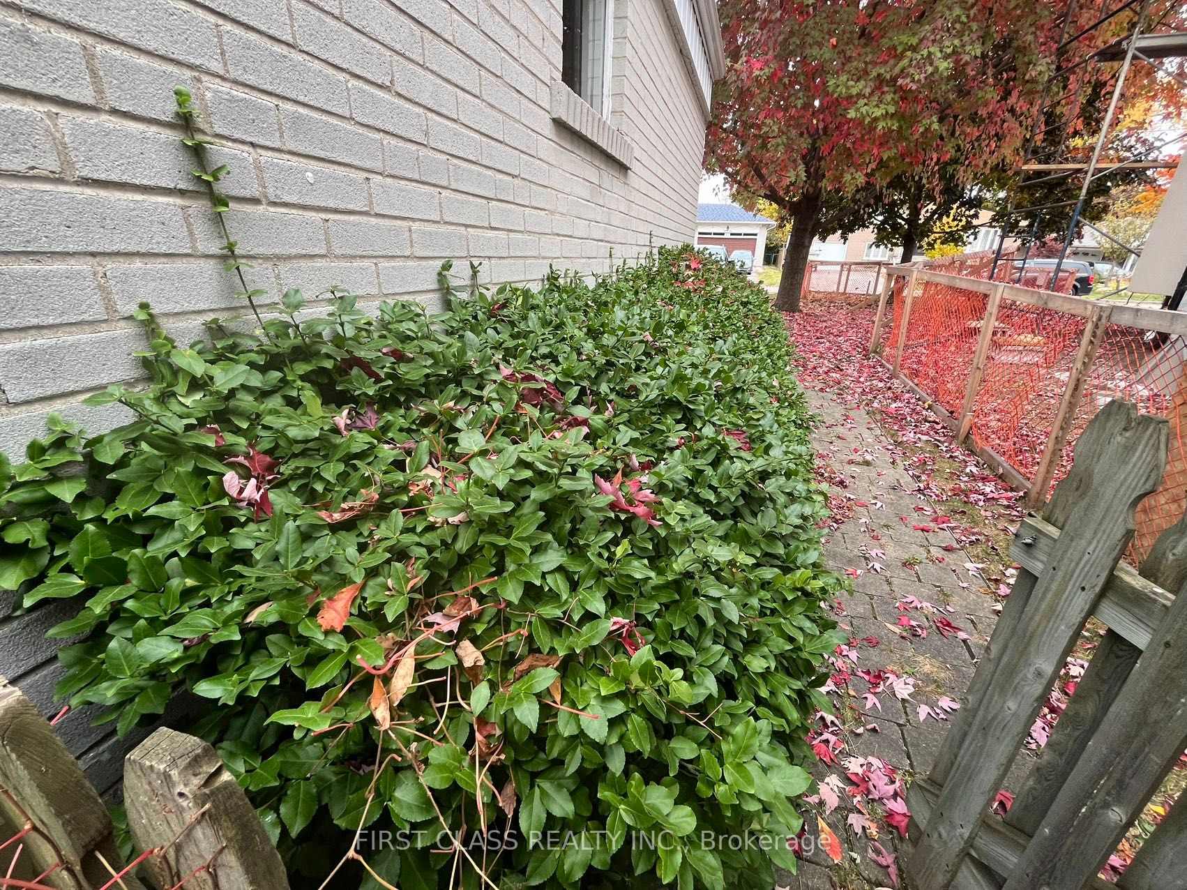 83 Lincoln Green Drive Property Photo 3
