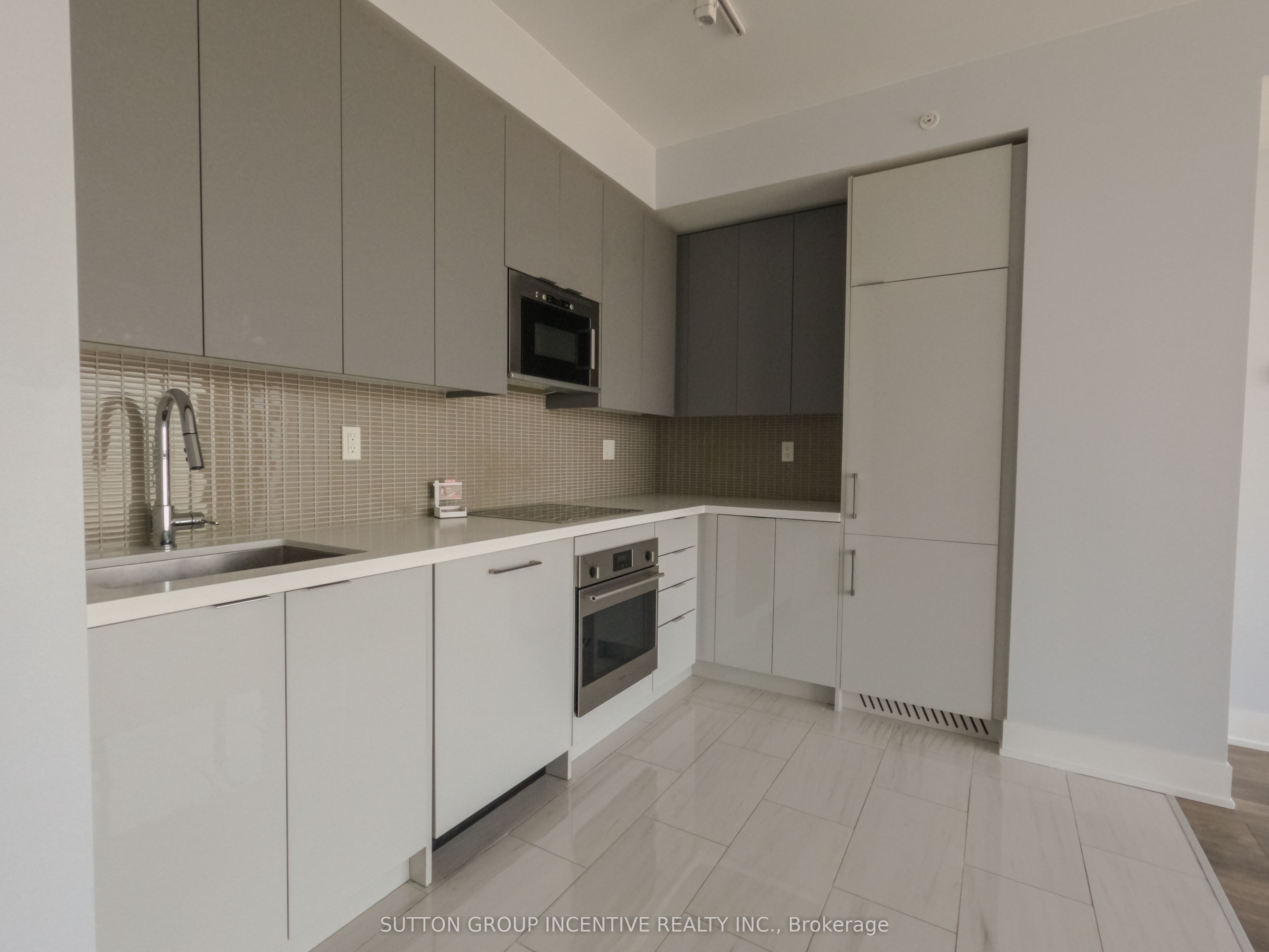 #1407 - 2908 Highway 7 Property Photo 4