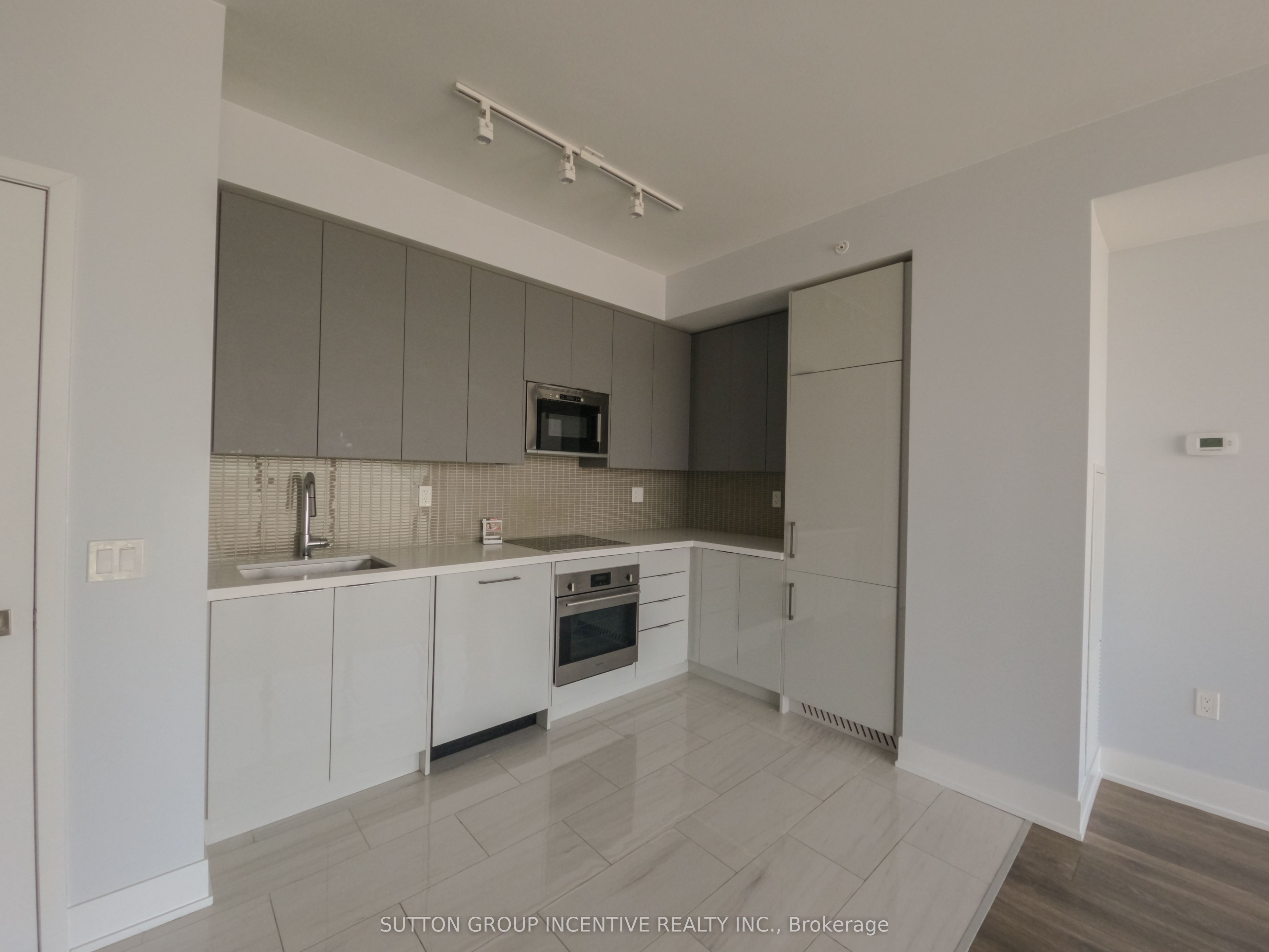 #1407 - 2908 Highway 7 Property Photo 5