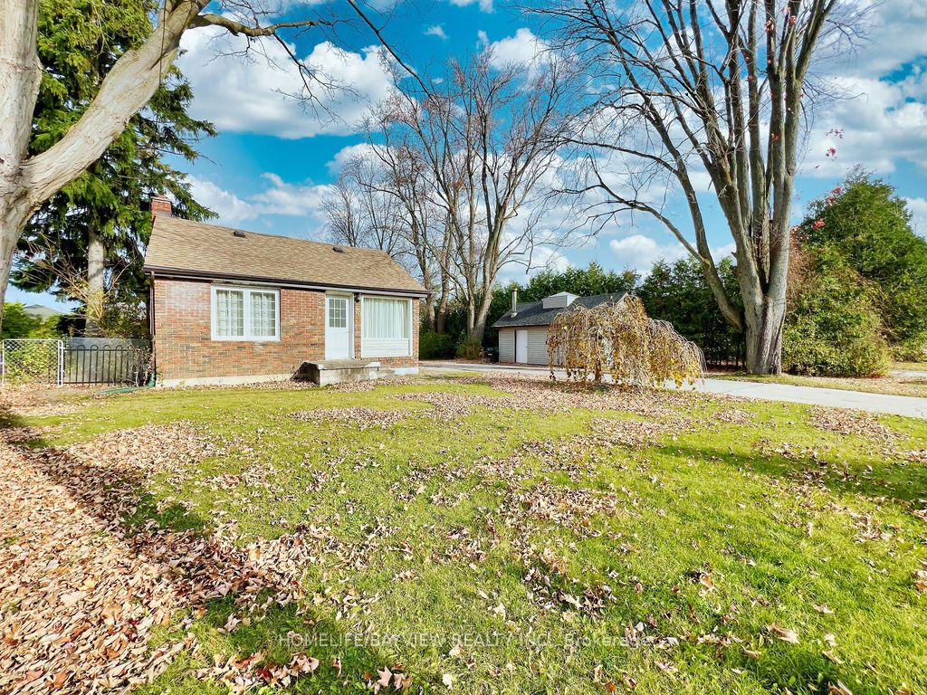 70 Douglas Rd Property Photo