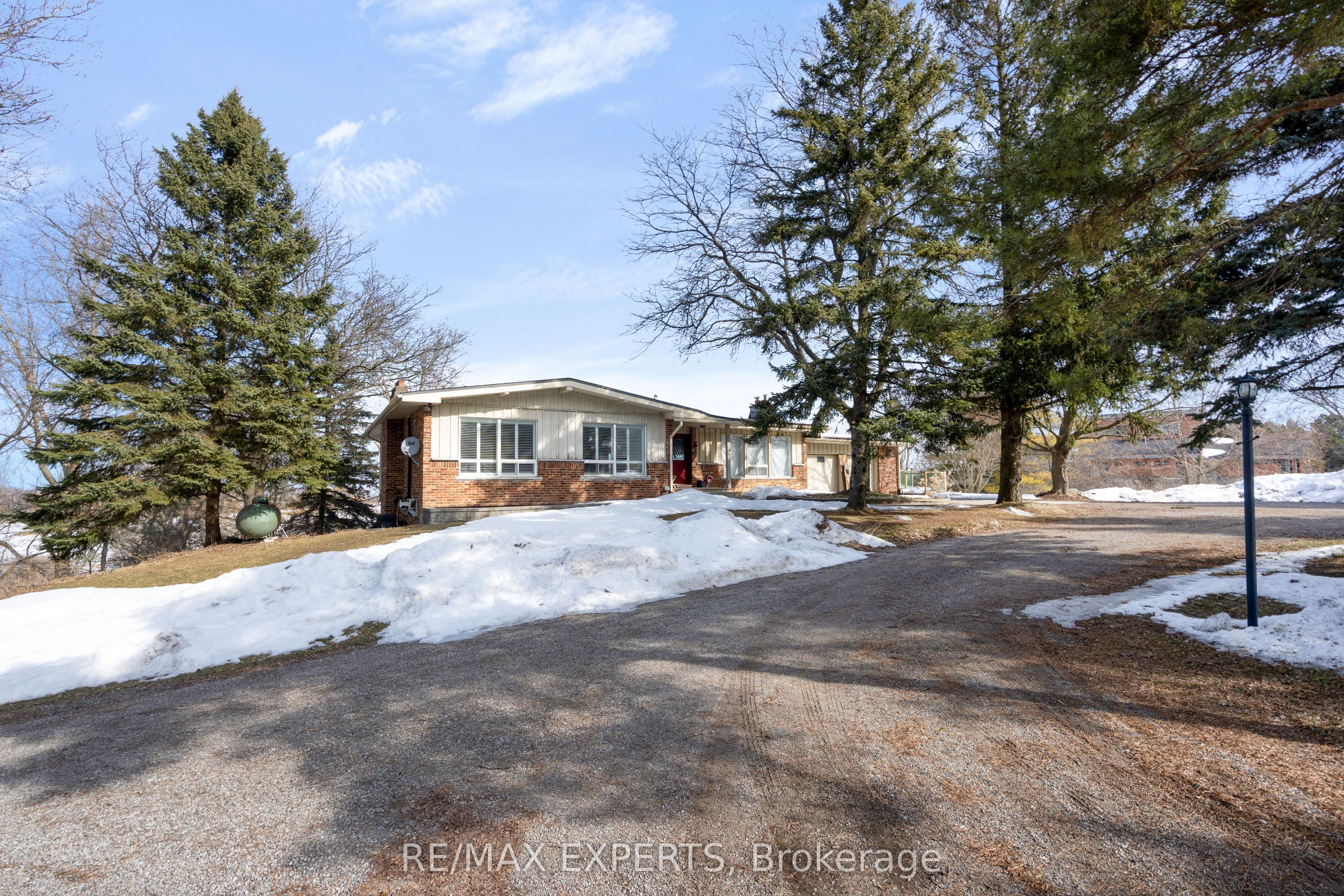 5780 17th Sideroad Property Photo