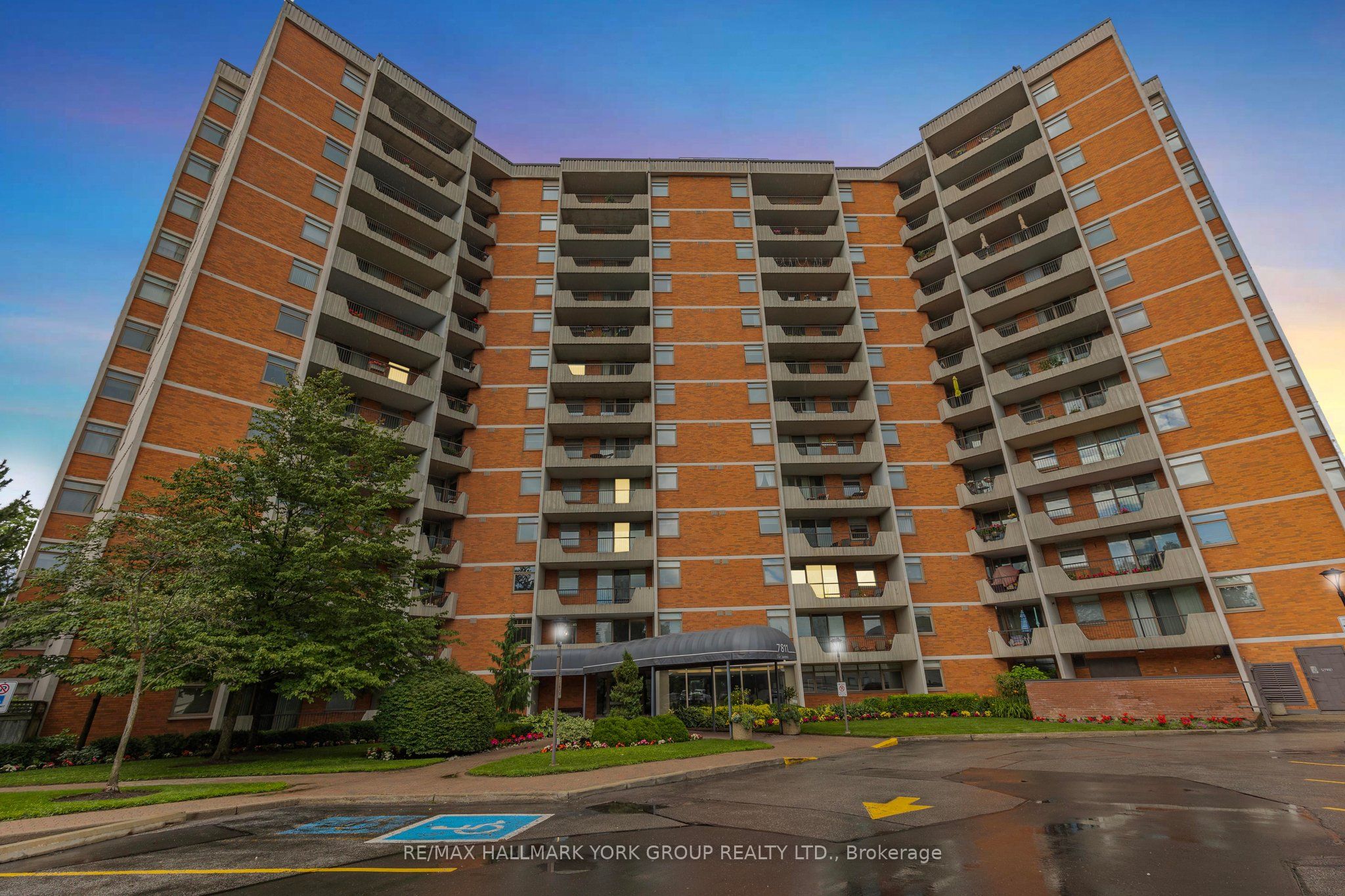 7811 Yonge St Property Photo