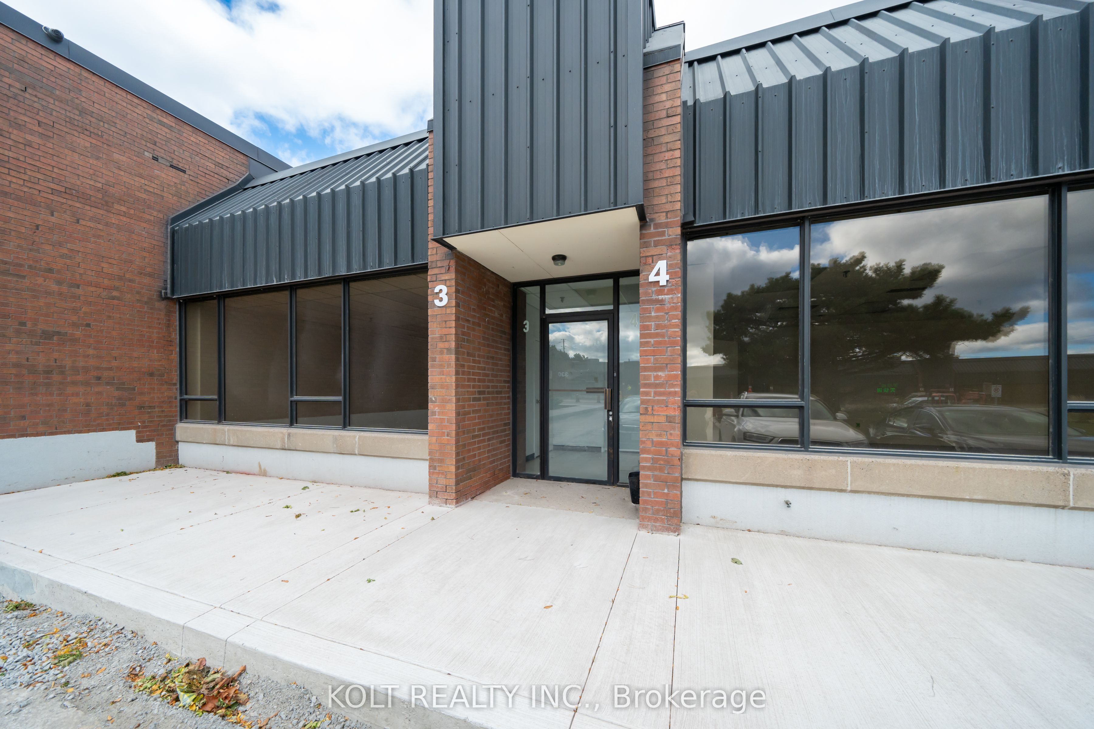 #3 - 270 Esna Park Drive Property Photo 1
