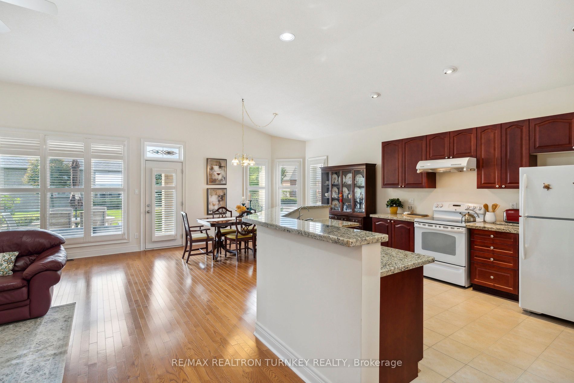 2 Suggs Lane Property Photo 10