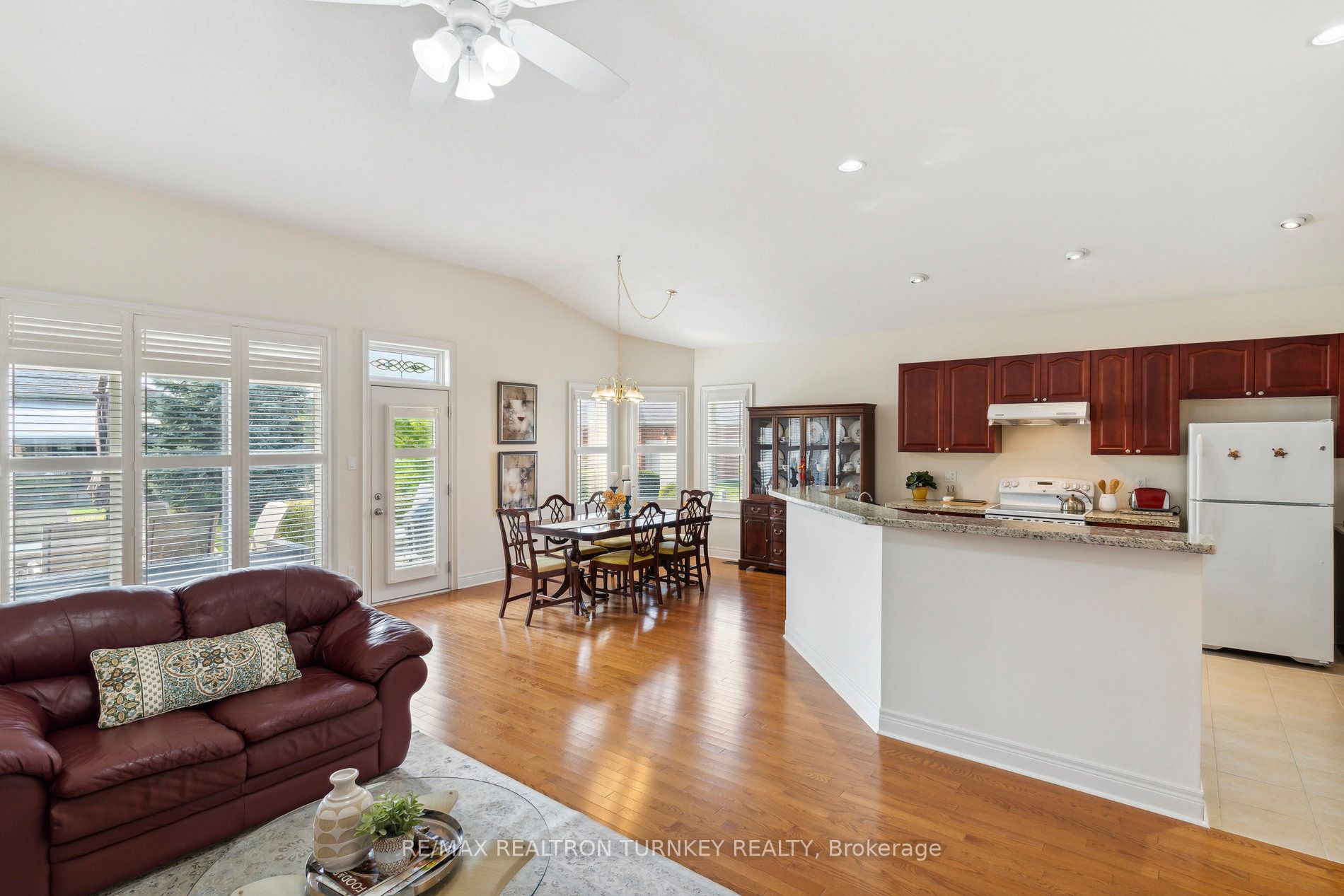 2 Suggs Lane Property Photo 13