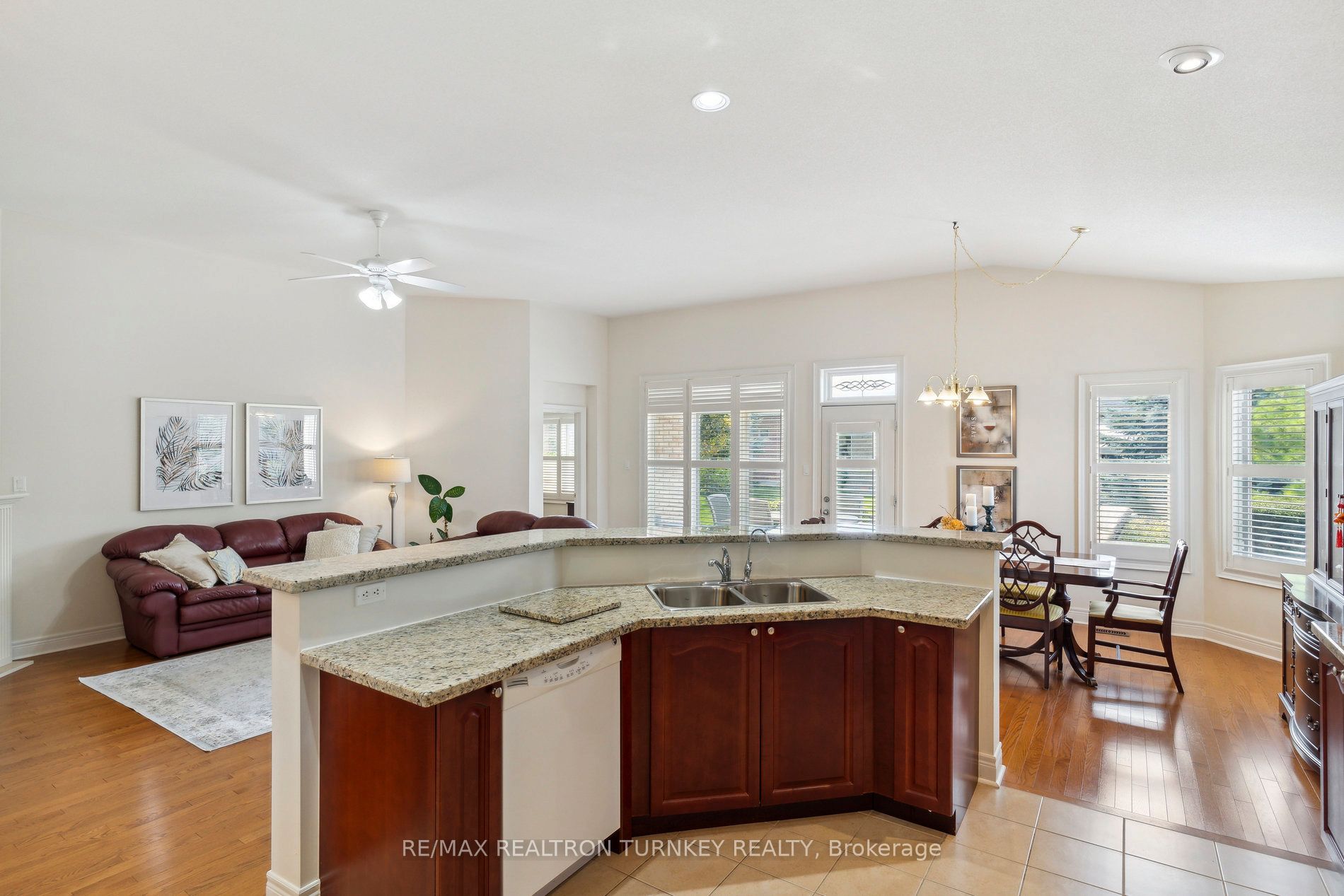 2 Suggs Lane Property Photo 15