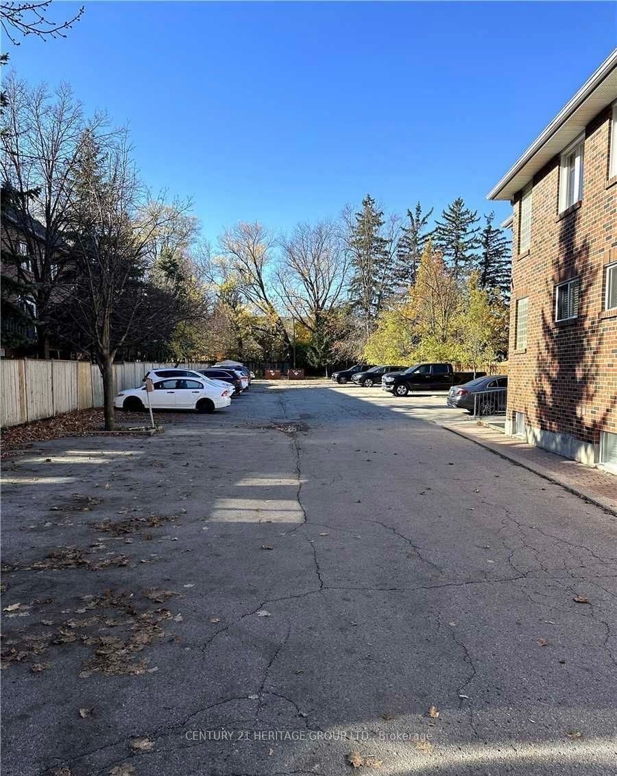 8054 Yonge Street Property Photo 7