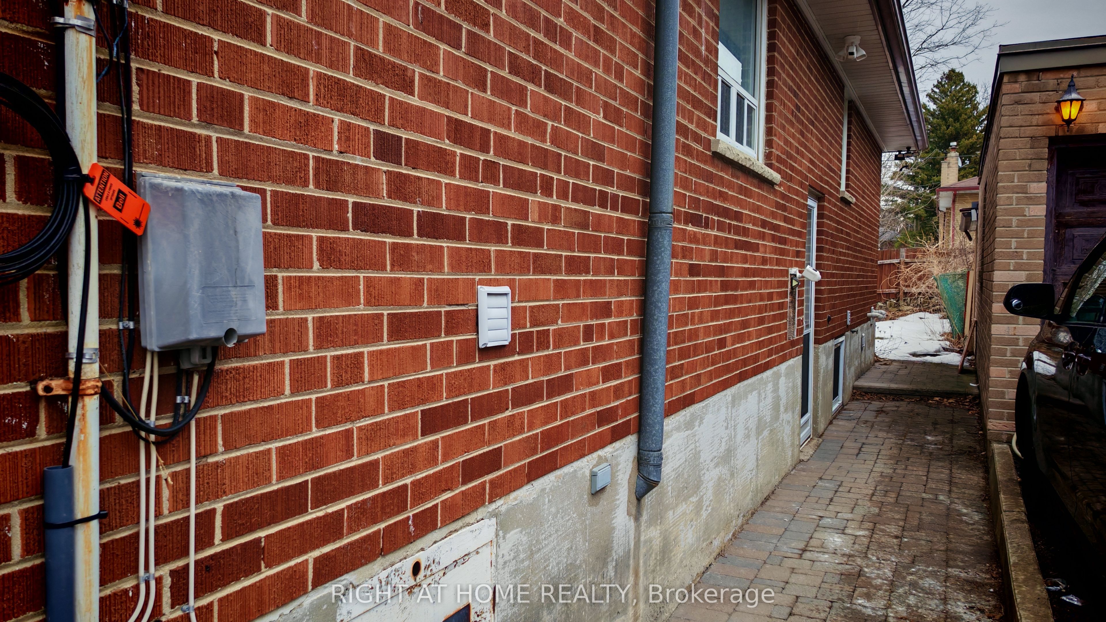 27 Sussex Avenue Basement Property Photo 3