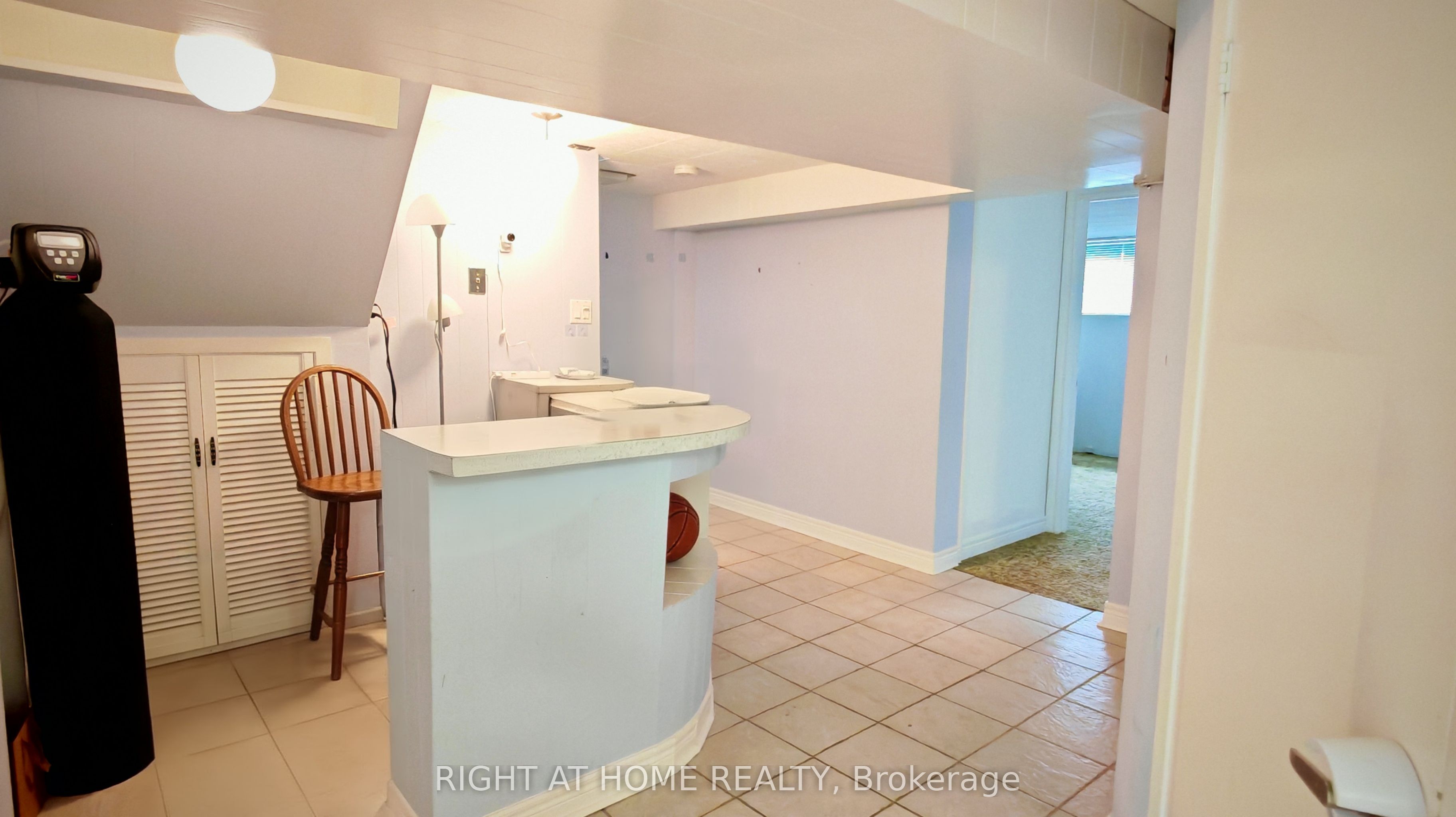 27 Sussex Avenue Basement Property Photo 4