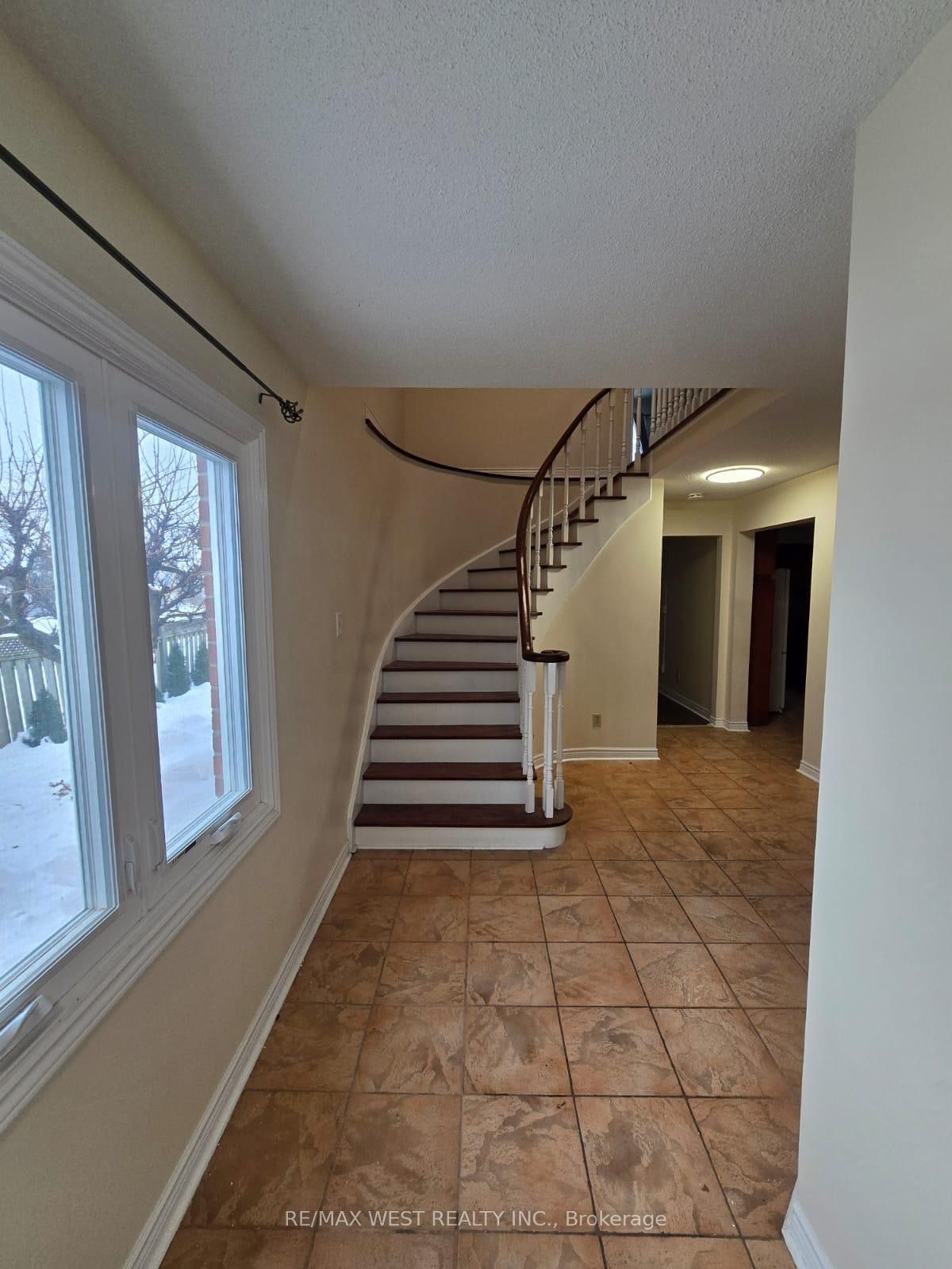 #upper - 2 Irish Moss Court Property Photo 3