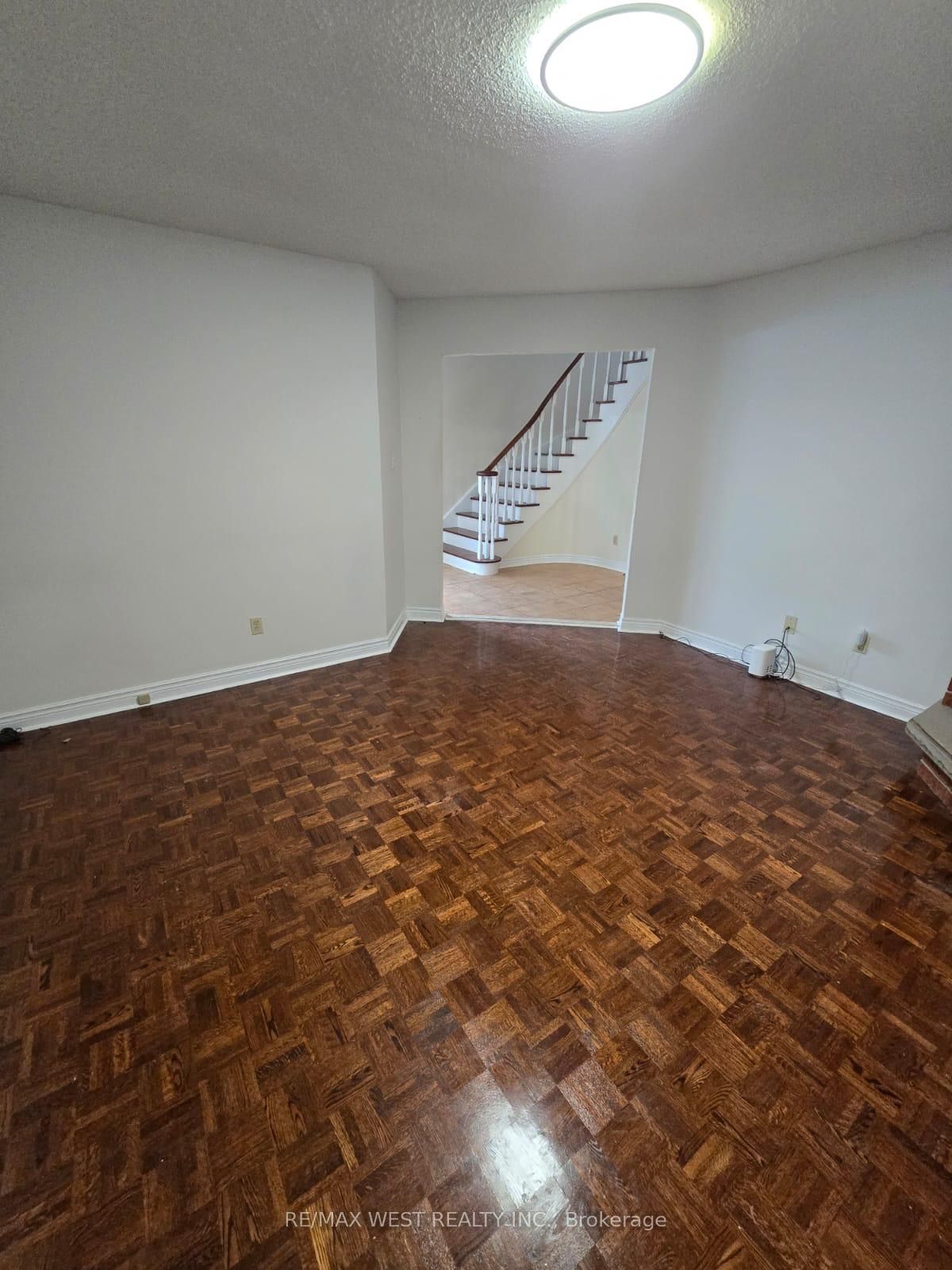 #upper - 2 Irish Moss Court Property Photo 5