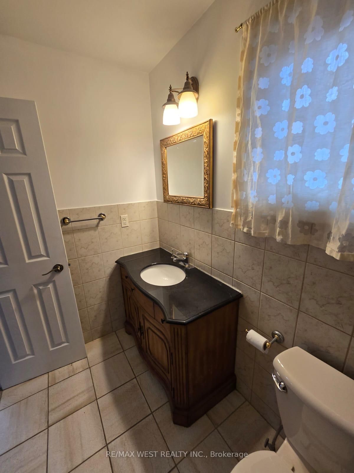 #upper - 2 Irish Moss Court Property Photo 11