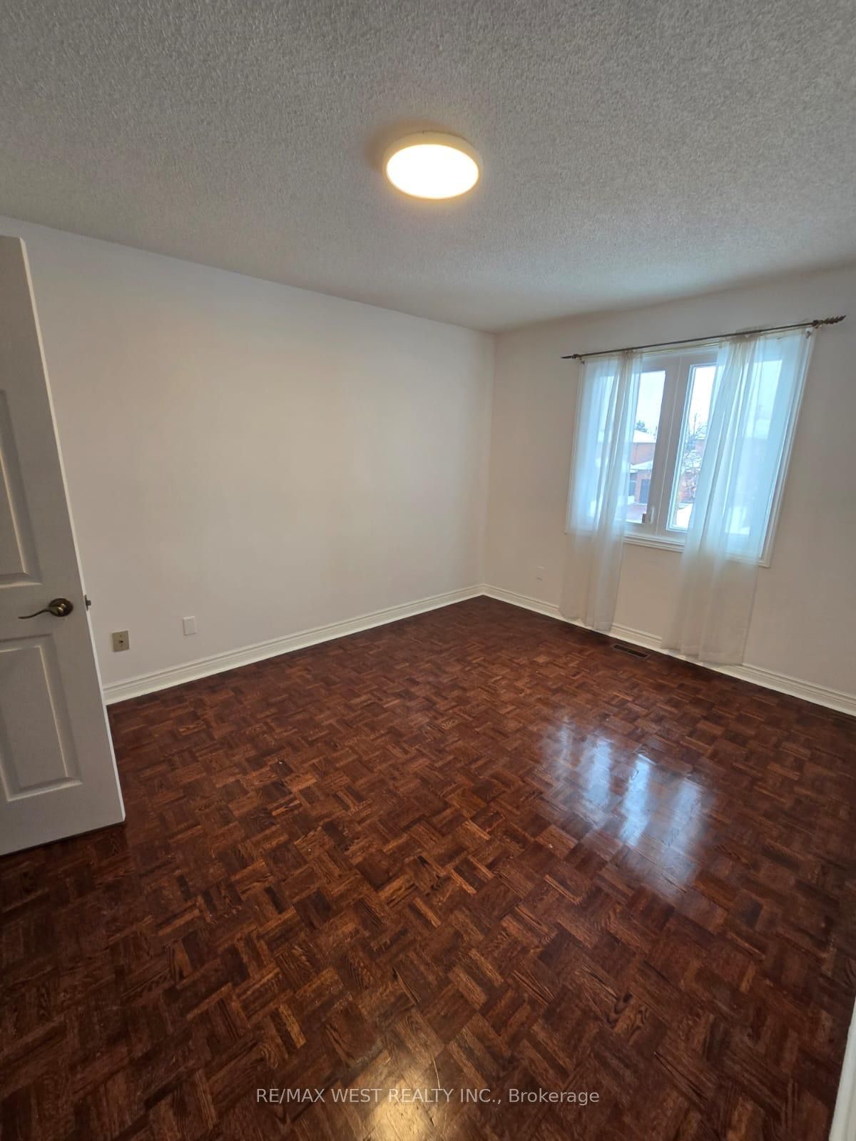#upper - 2 Irish Moss Court Property Photo 13