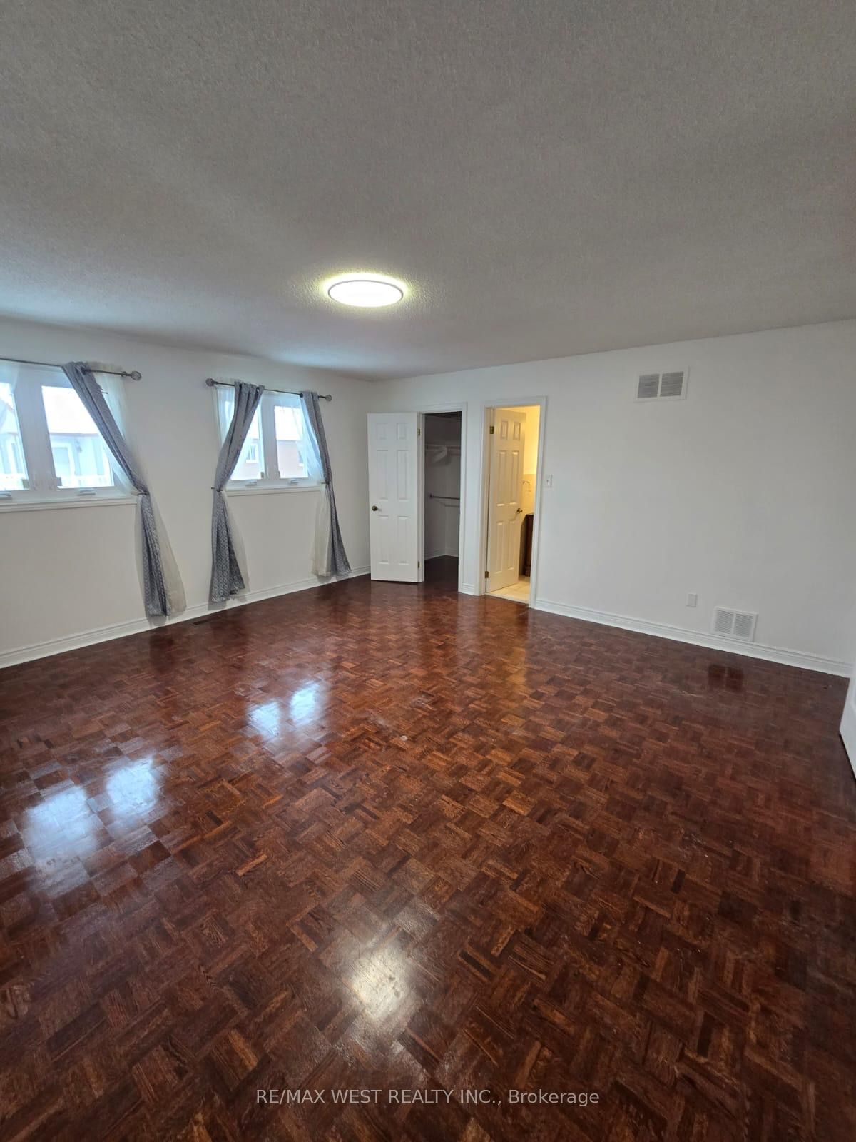 #upper - 2 Irish Moss Court Property Photo 15