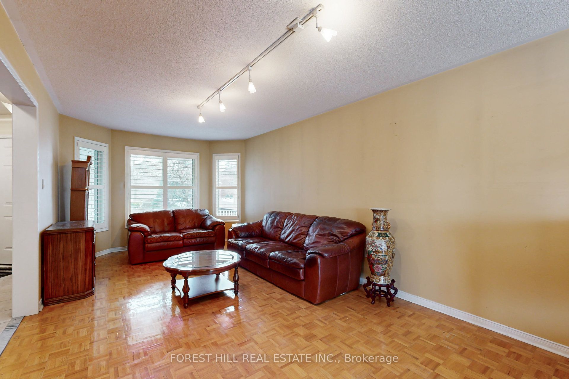 64 Royalpark Way Property Photo 6