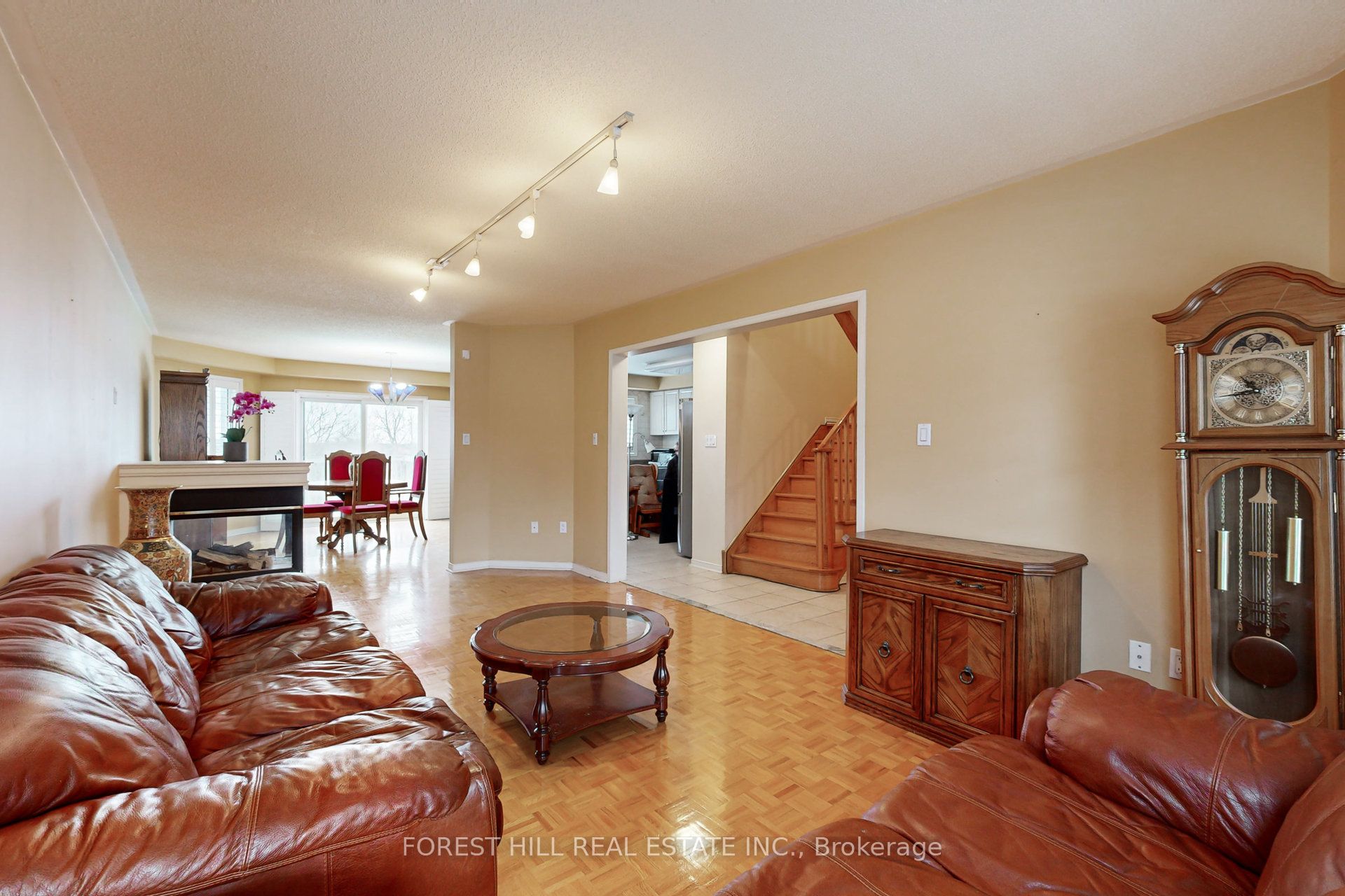 64 Royalpark Way Property Photo 8
