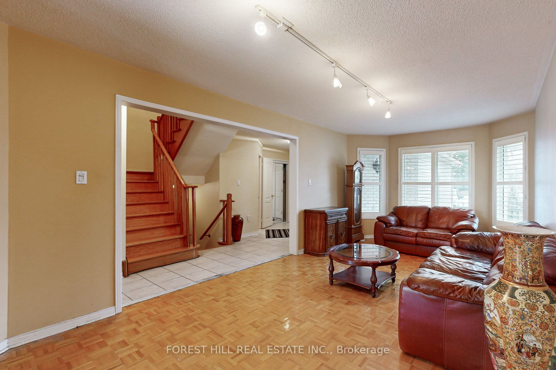 64 Royalpark Way Property Photo 9