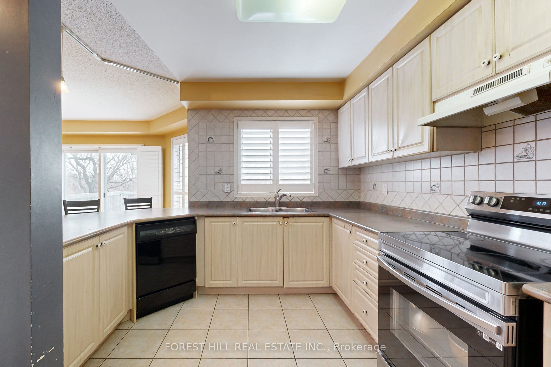 64 Royalpark Way Property Photo 11