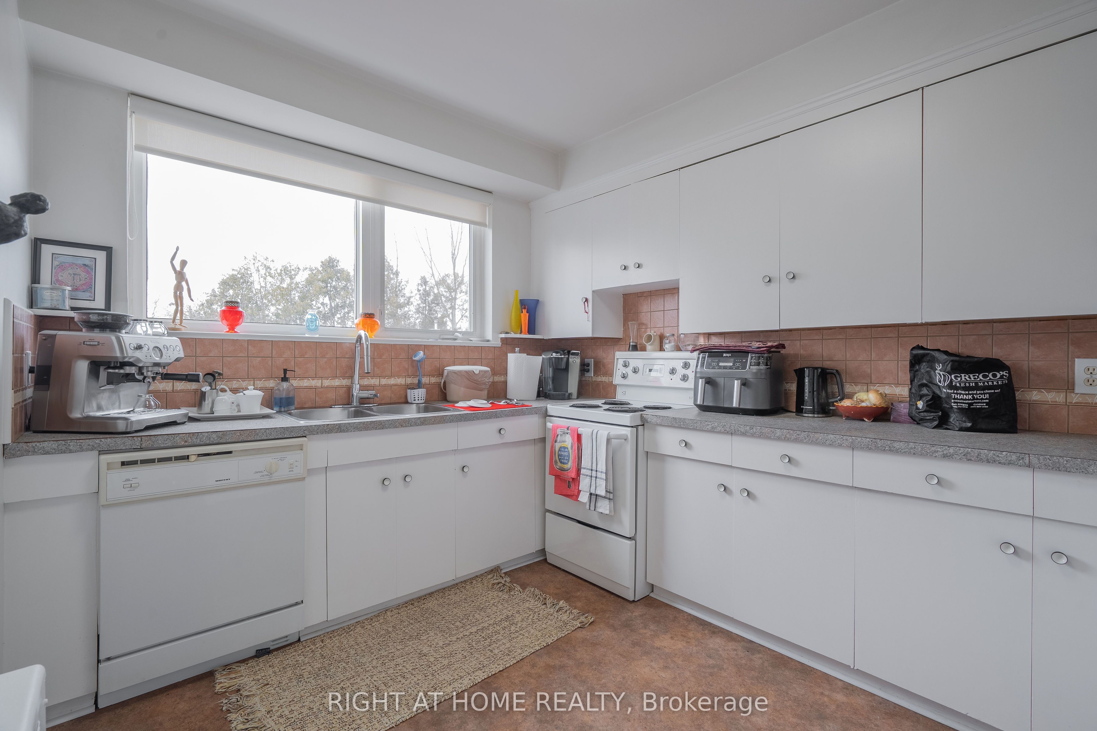 285 Richmond Street Property Photo 7