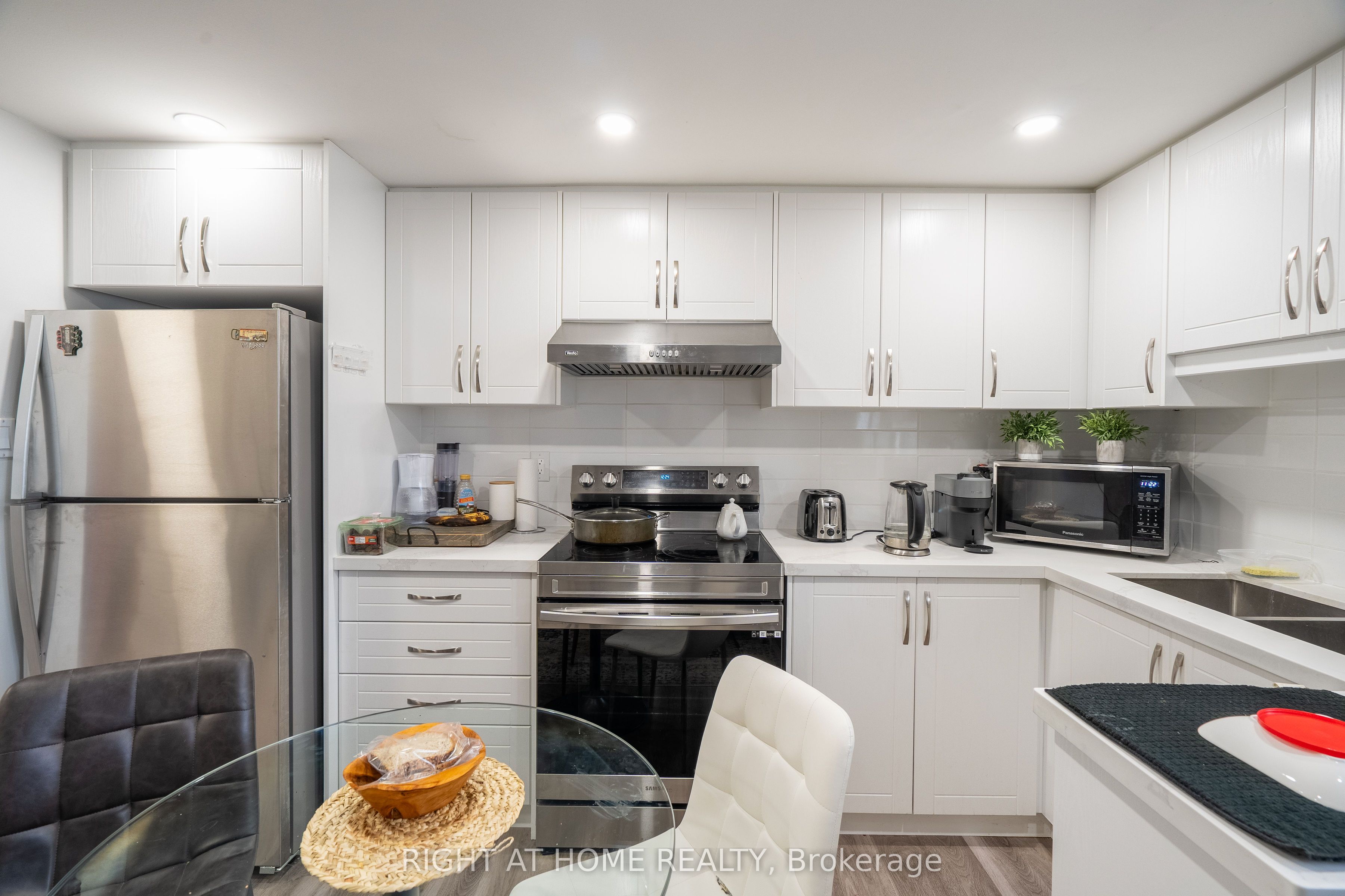 285 Richmond Street Property Photo 24