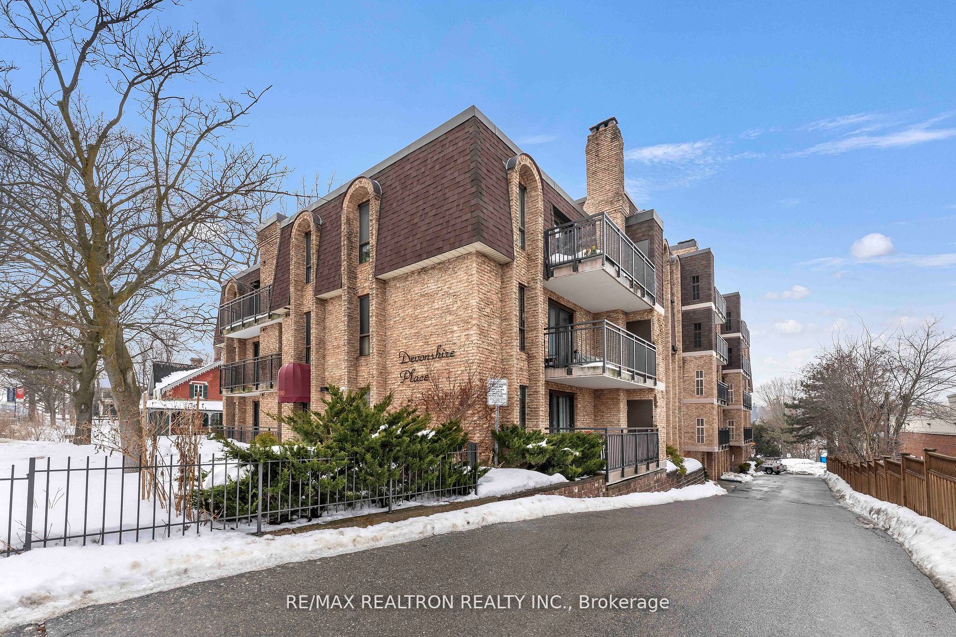 15390 Yonge St Property Photo