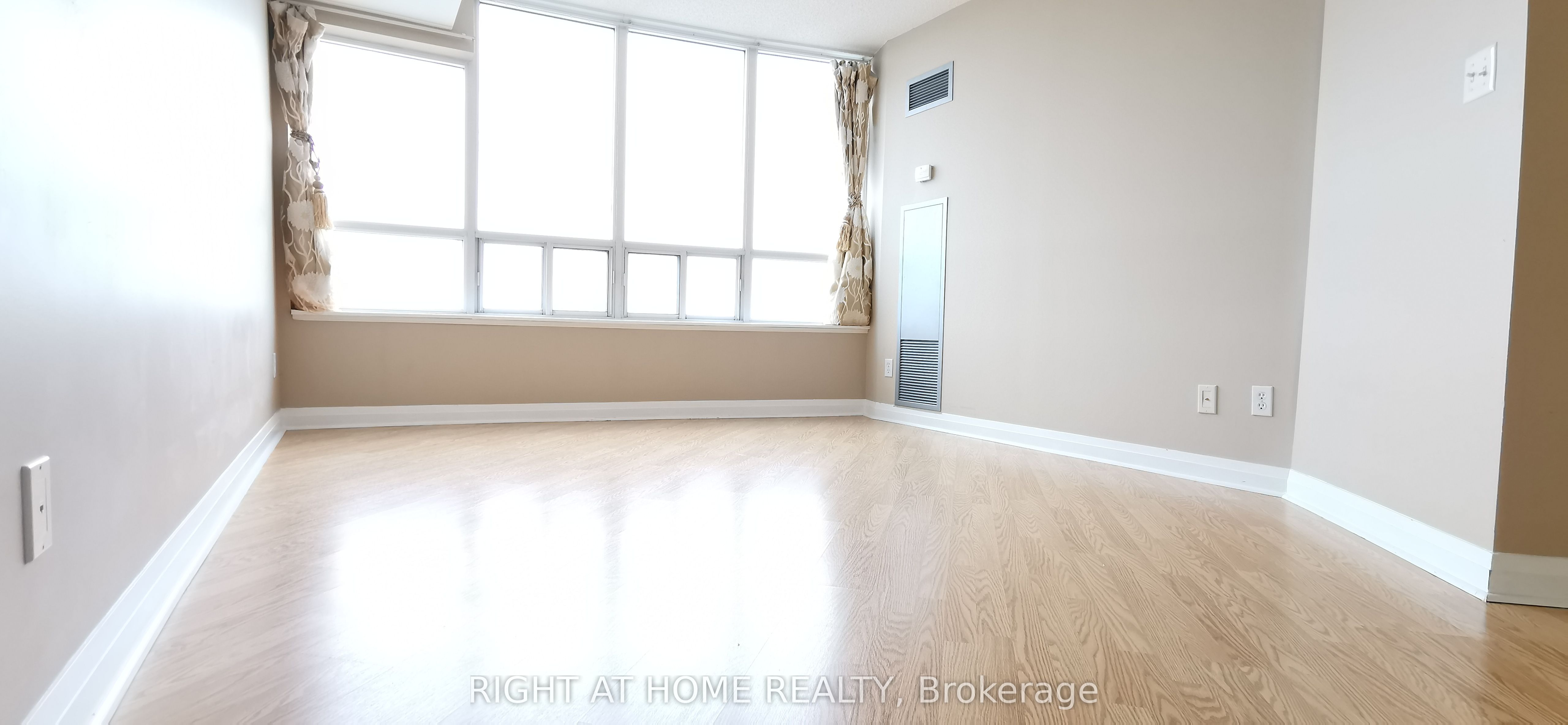 7363 Kennedy Road E 613 Property Photo 10