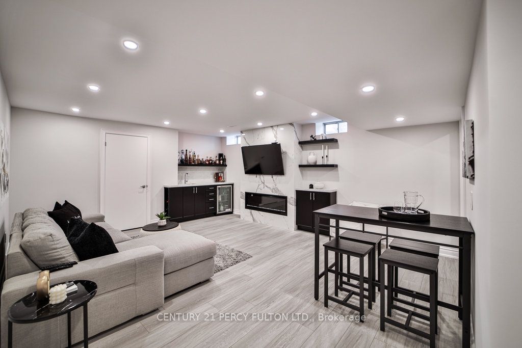 1006 Cole Street Property Photo 24