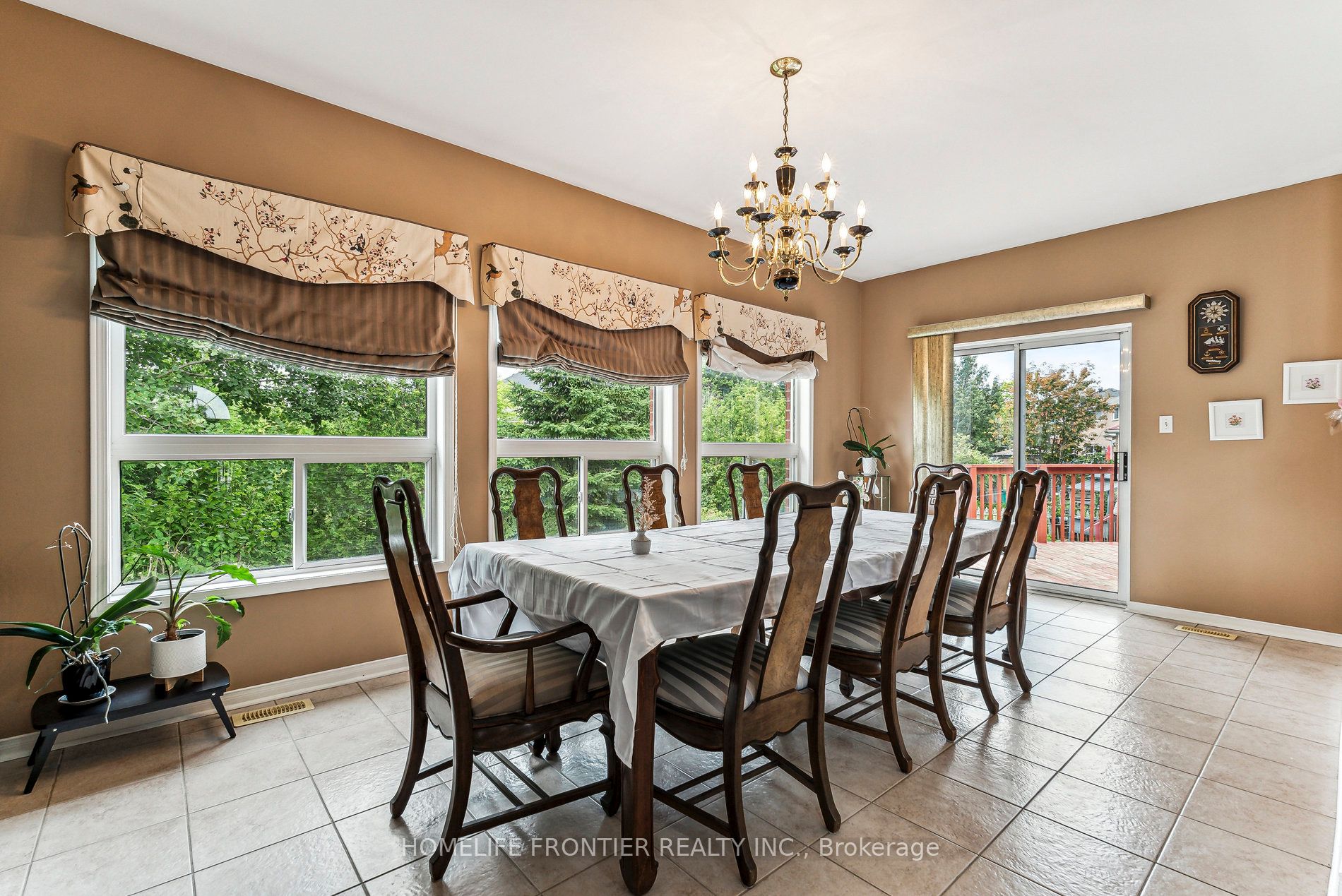 1906 Webster Boulevard W Property Photo 2