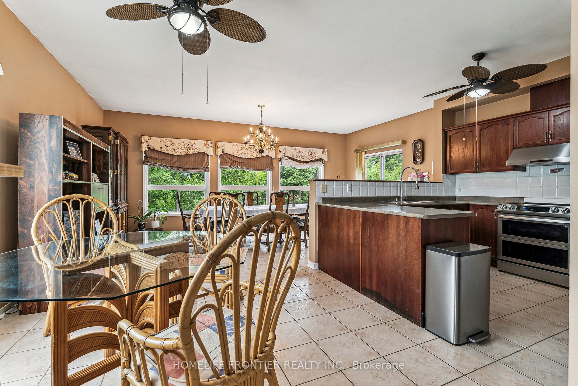 1906 Webster Boulevard W Property Photo 3