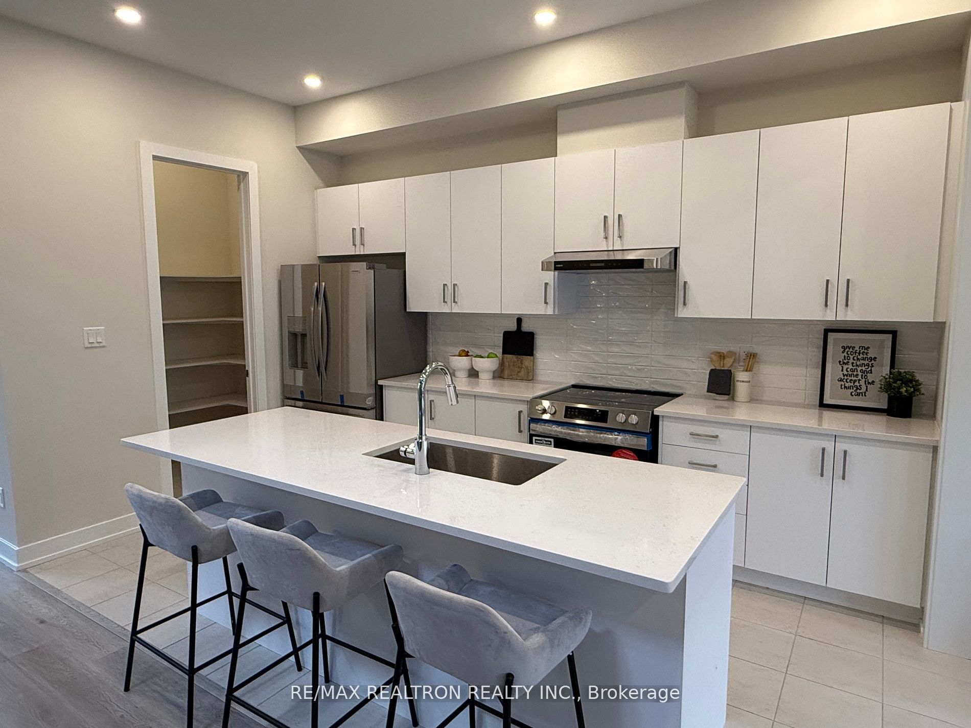 25 Seguin Street Property Photo 7