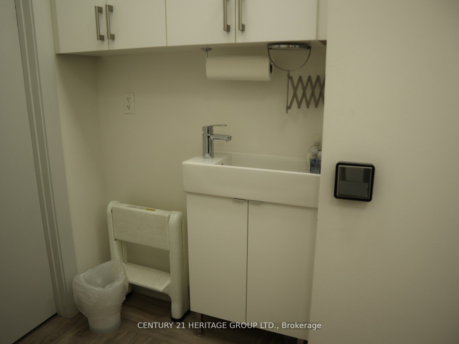 #123 & 125 - 8763 Bayview Avenue Property Photo 14